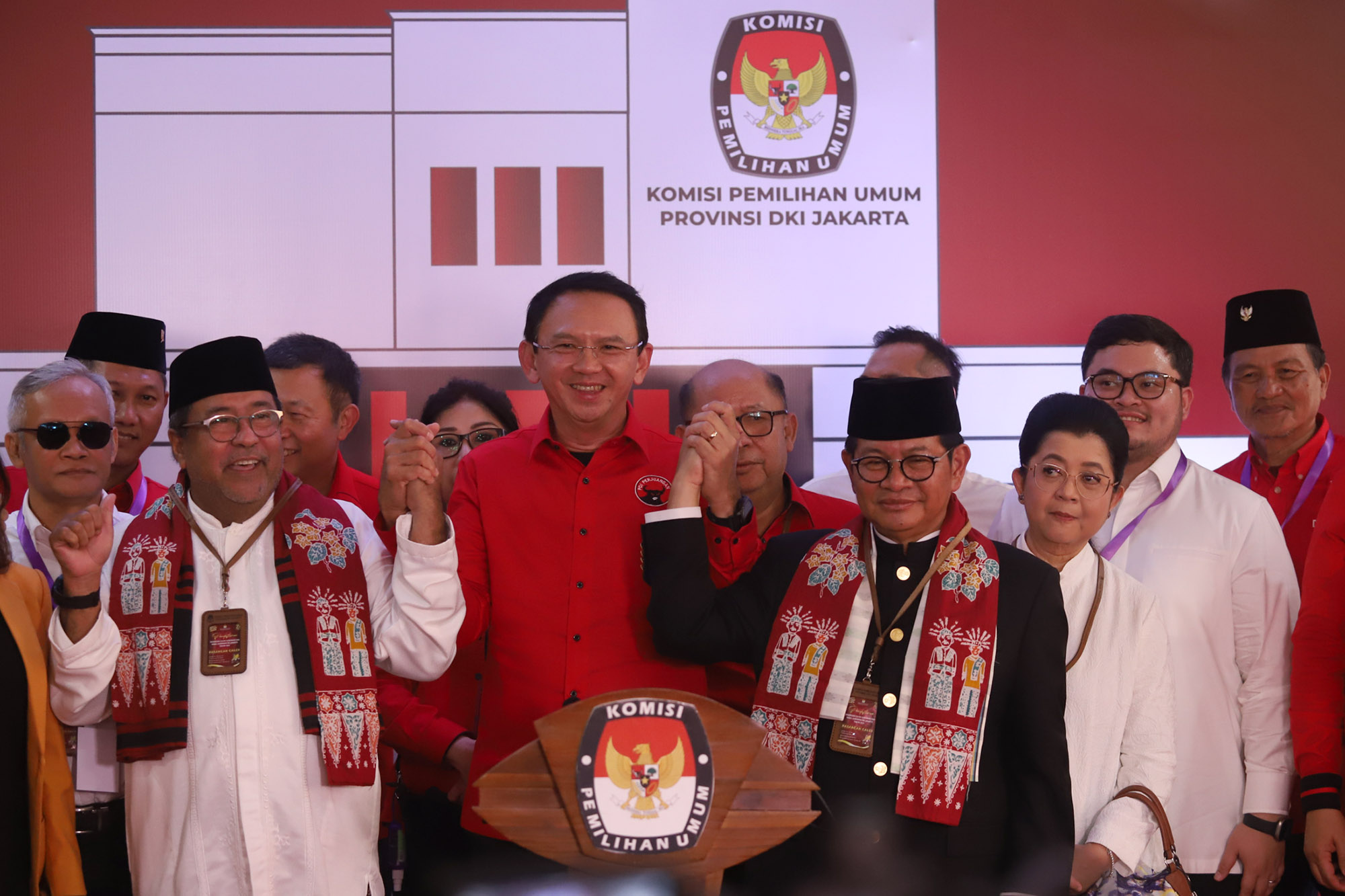 Kenakan Baju Adat Betawi, Pramono Rano Daftar Pilgub Jakarta 2024
