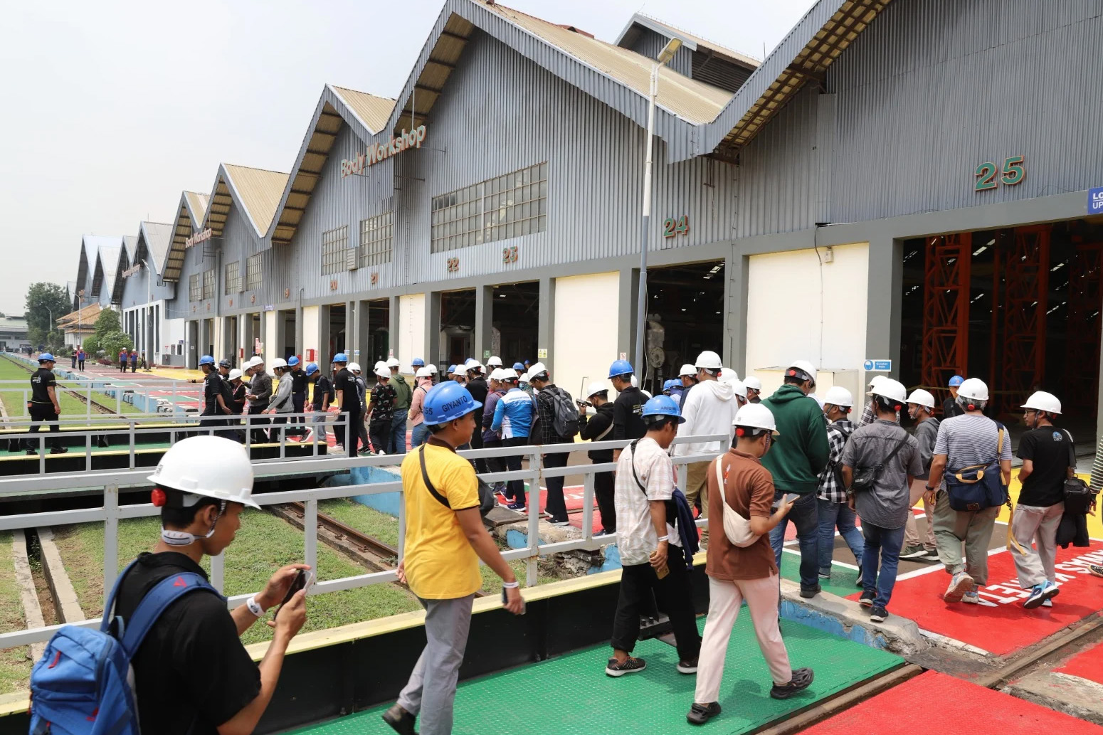Hari Pertama Open House, Ribuan Orang Sambangi Balai Yasa Manggarai
