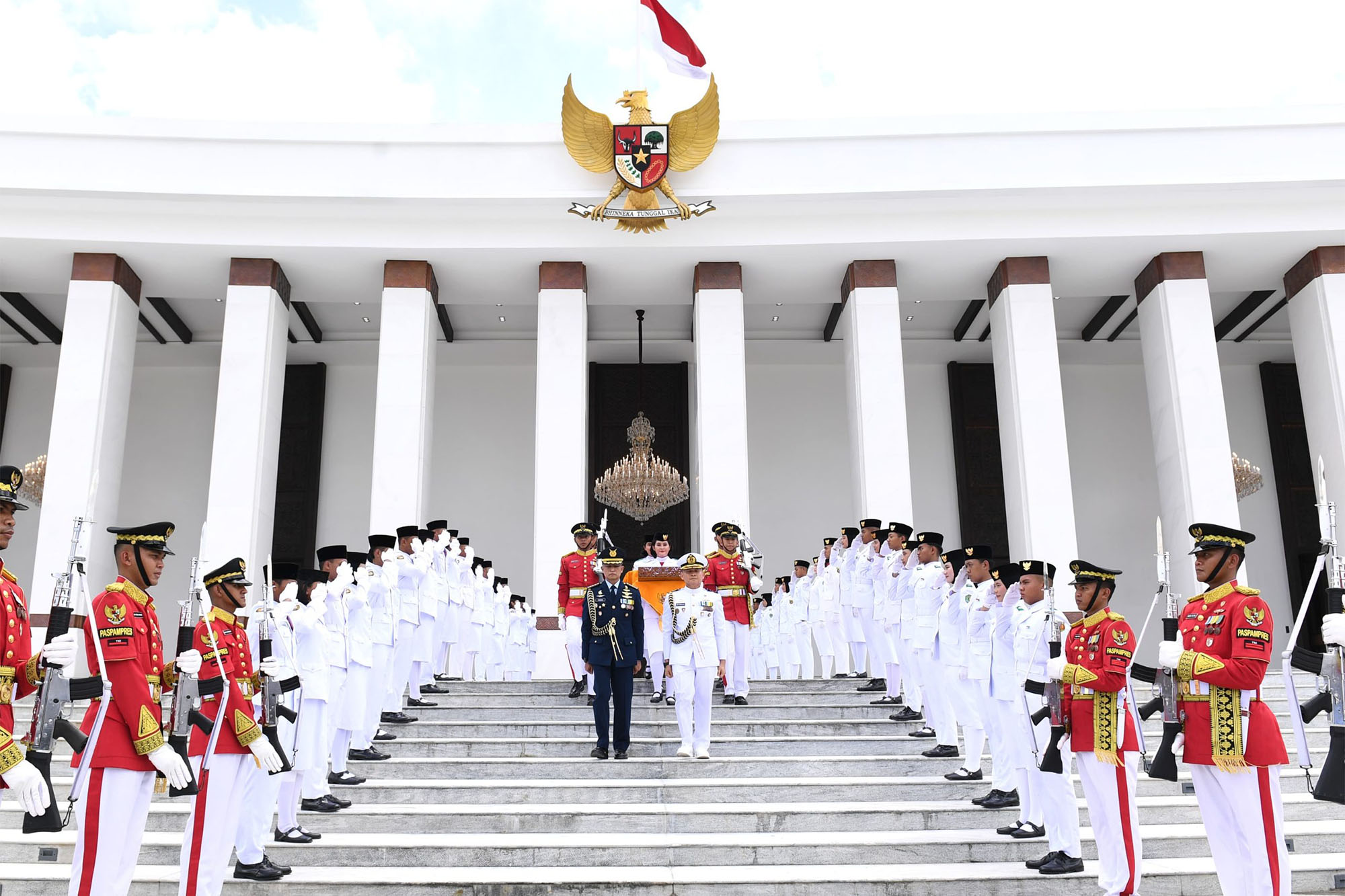 Melihat Kirab Bendera Merah Putih dan Teks Proklamasi