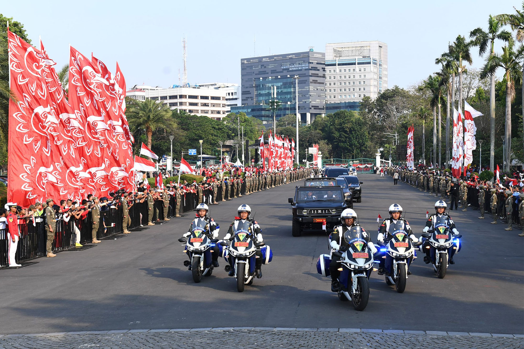 Melihat Kirab Bendera Merah Putih dan Teks Proklamasi