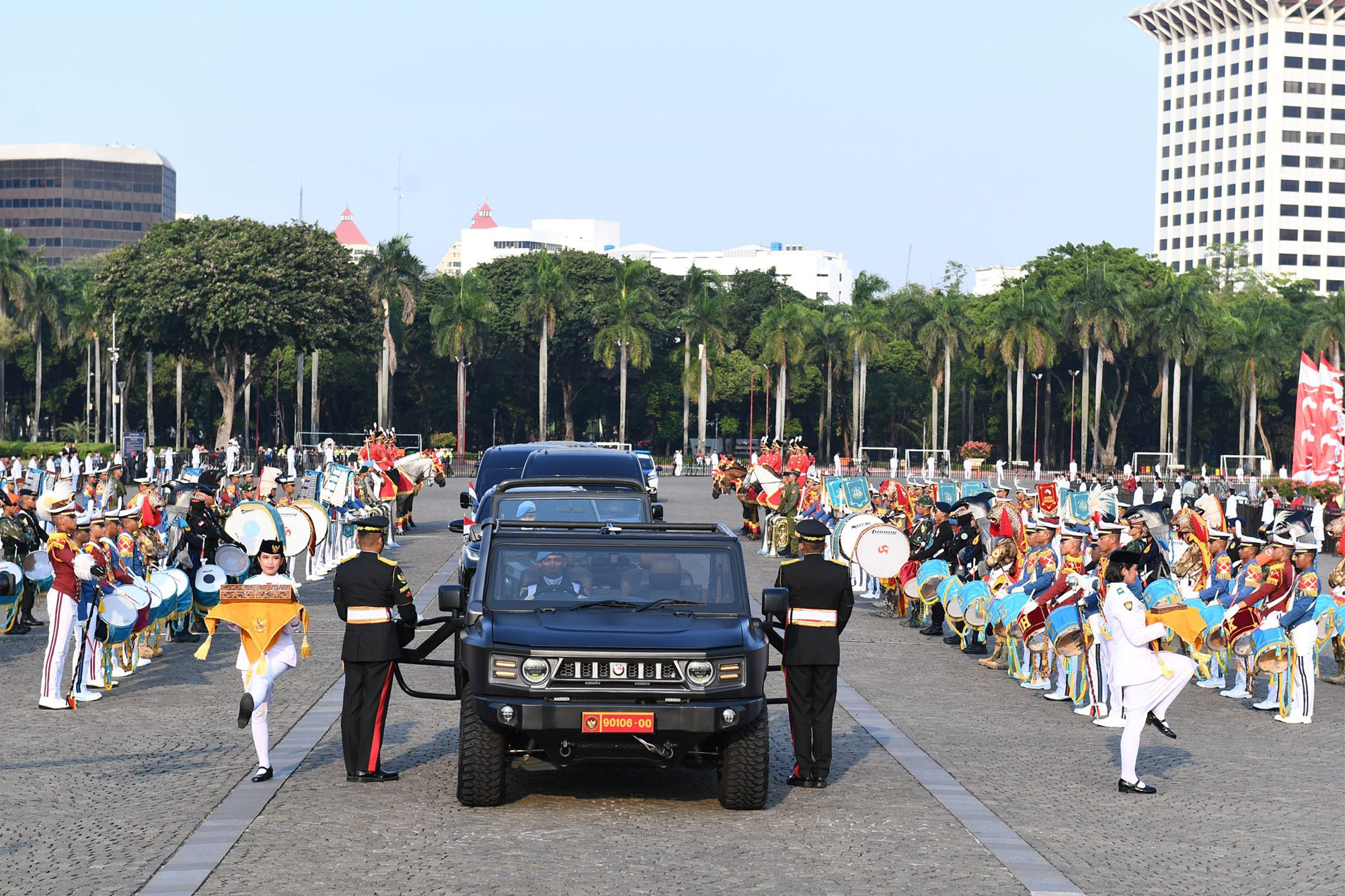 Melihat Kirab Bendera Merah Putih dan Teks Proklamasi