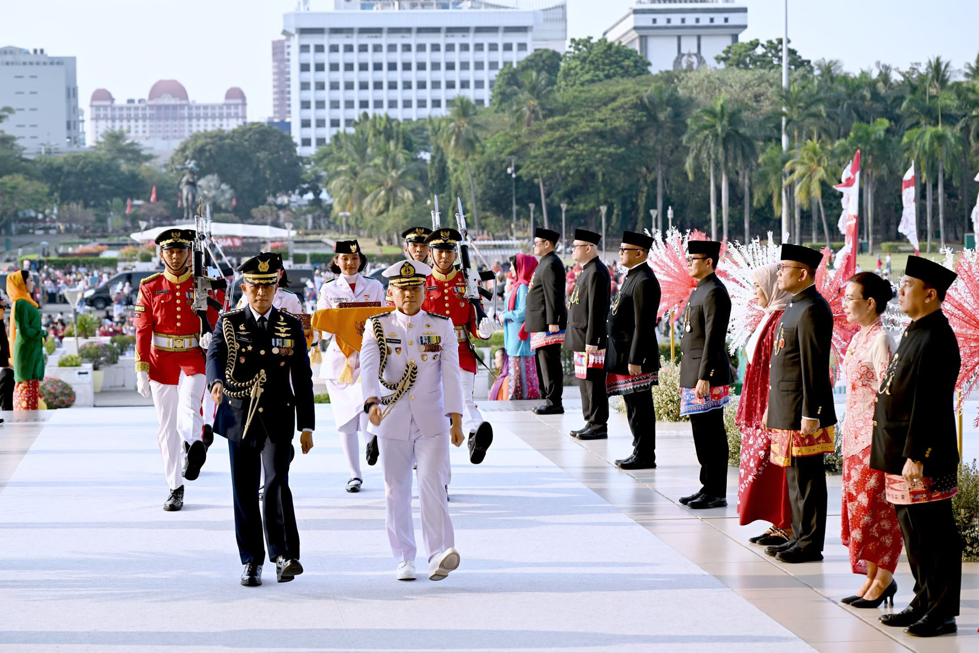 Melihat Kirab Bendera Merah Putih dan Teks Proklamasi