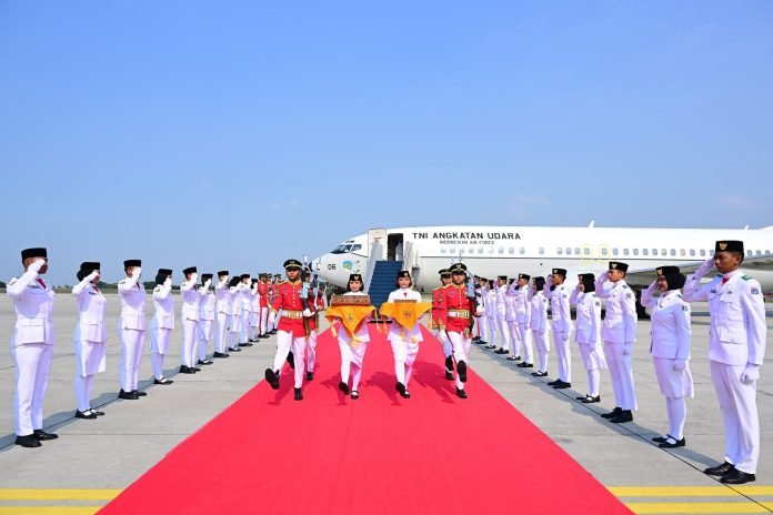 Duplikat Bendera Merah Putih dan Teks Proklamasi Tiba di Jakarta Duplikat Bendera Merah Putih dan Teks Proklamasi Tiba di Jakarta
