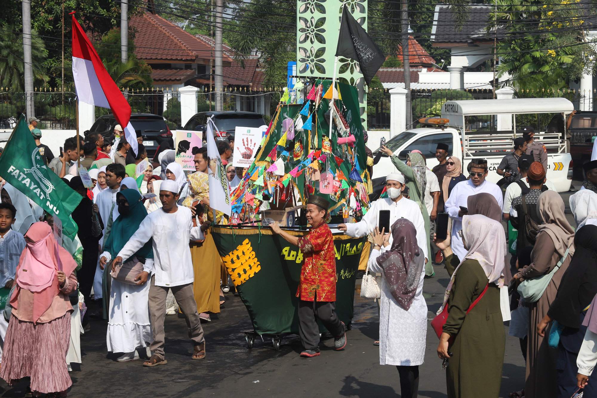 Memperingati Maulid Nabi dengan Tradisi Ngarak Perahu
