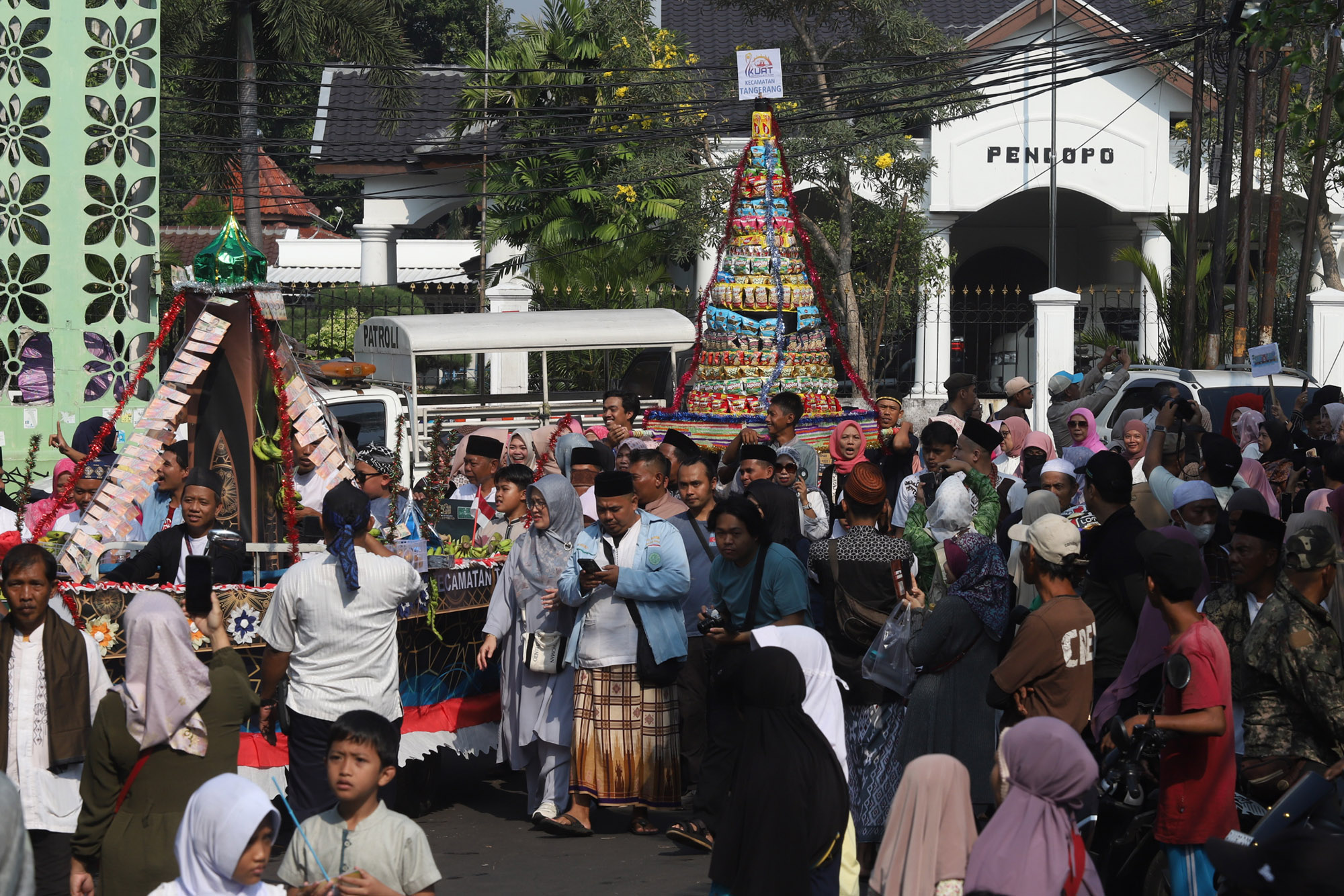 Memperingati Maulid Nabi dengan Tradisi Ngarak Perahu
