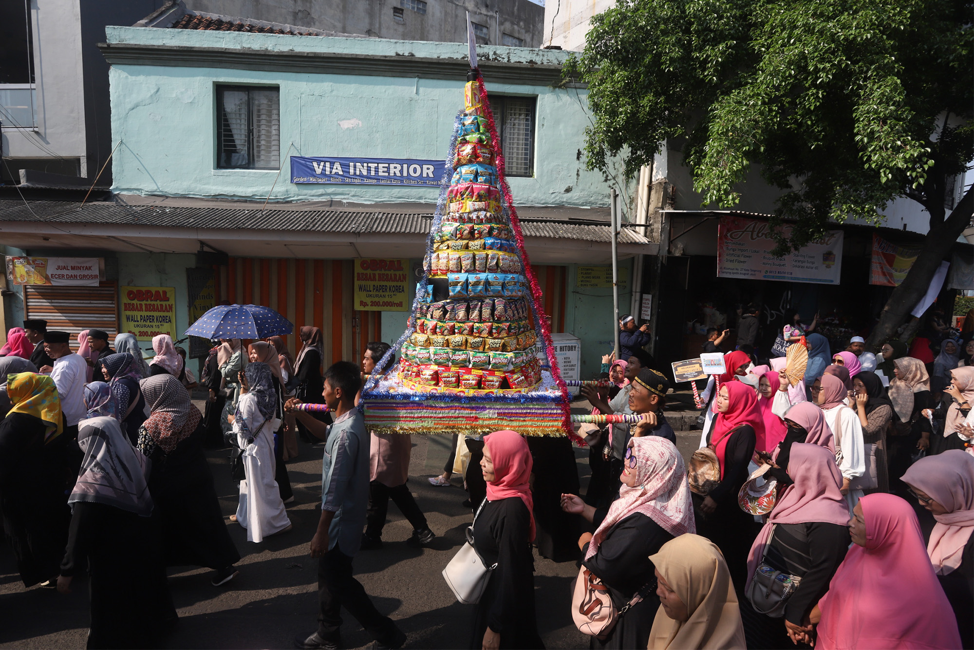 Memperingati Maulid Nabi dengan Tradisi Ngarak Perahu
