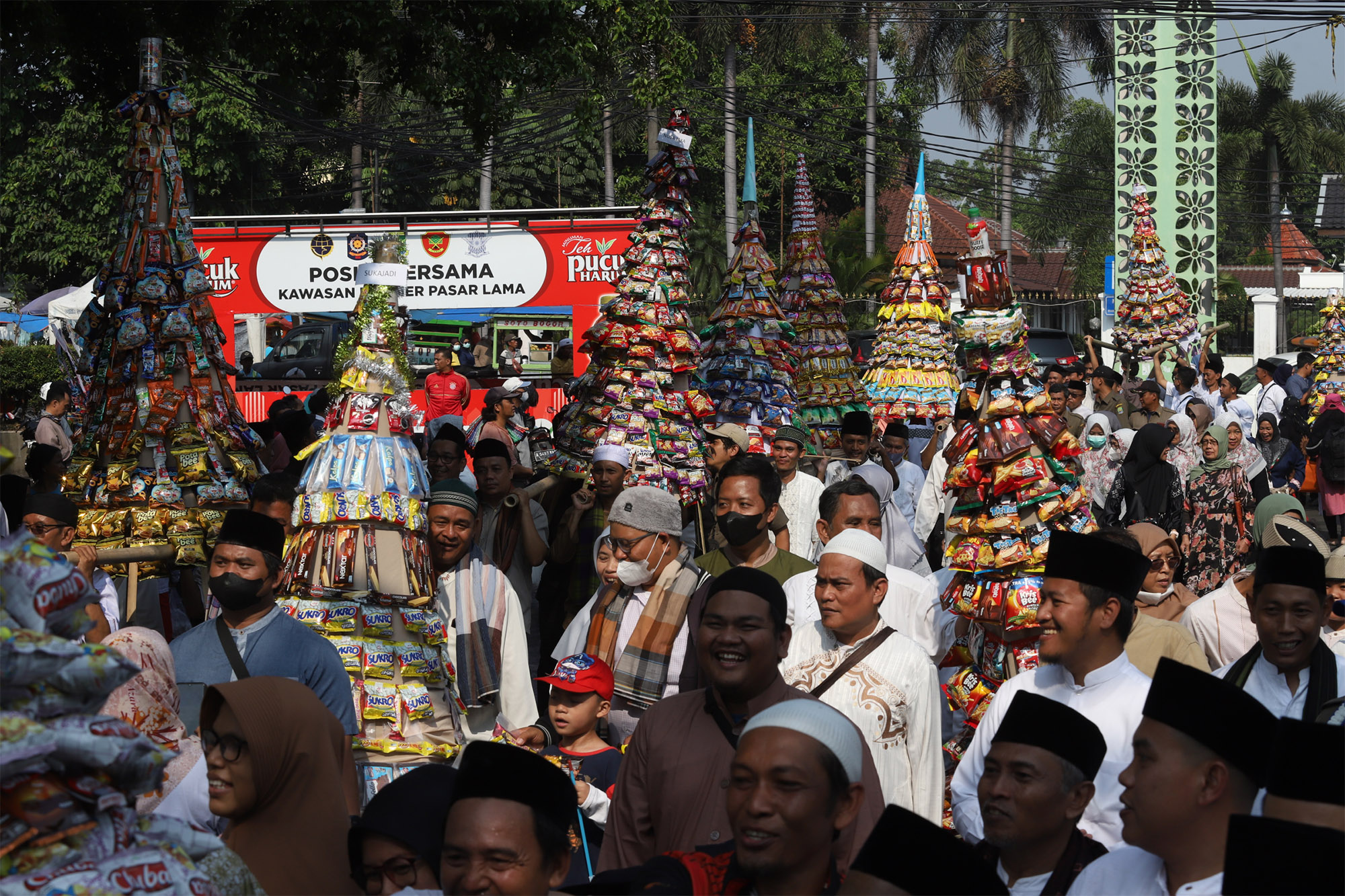 Memperingati Maulid Nabi dengan Tradisi Ngarak Perahu
