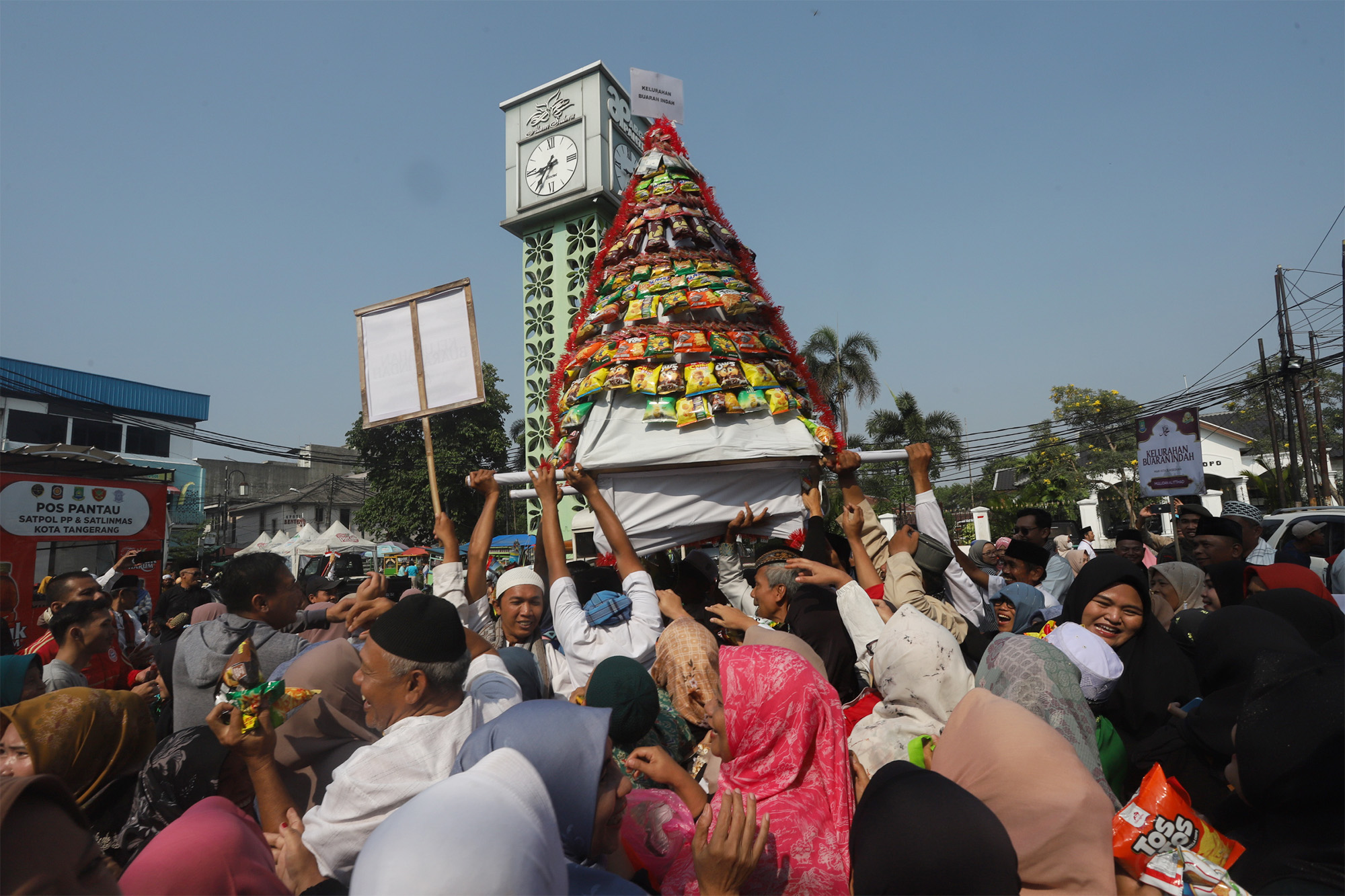Memperingati Maulid Nabi dengan Tradisi Ngarak Perahu
