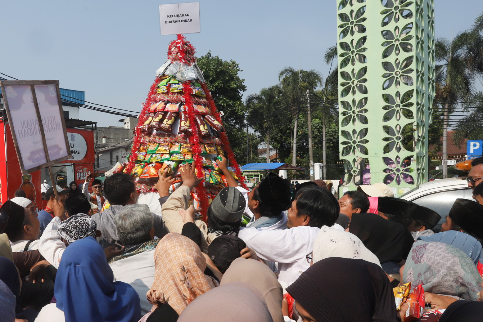 Memperingati Maulid Nabi dengan Tradisi Ngarak Perahu

