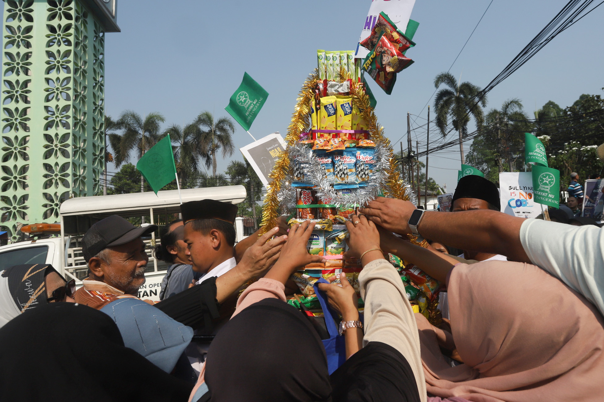 Memperingati Maulid Nabi dengan Tradisi Ngarak Perahu
