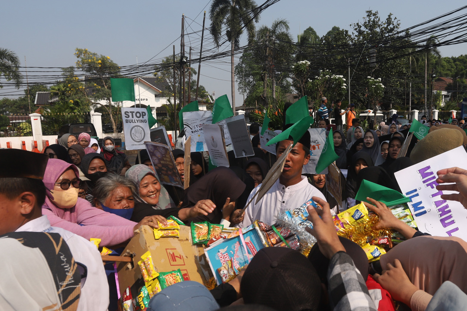 Memperingati Maulid Nabi dengan Tradisi Ngarak Perahu
