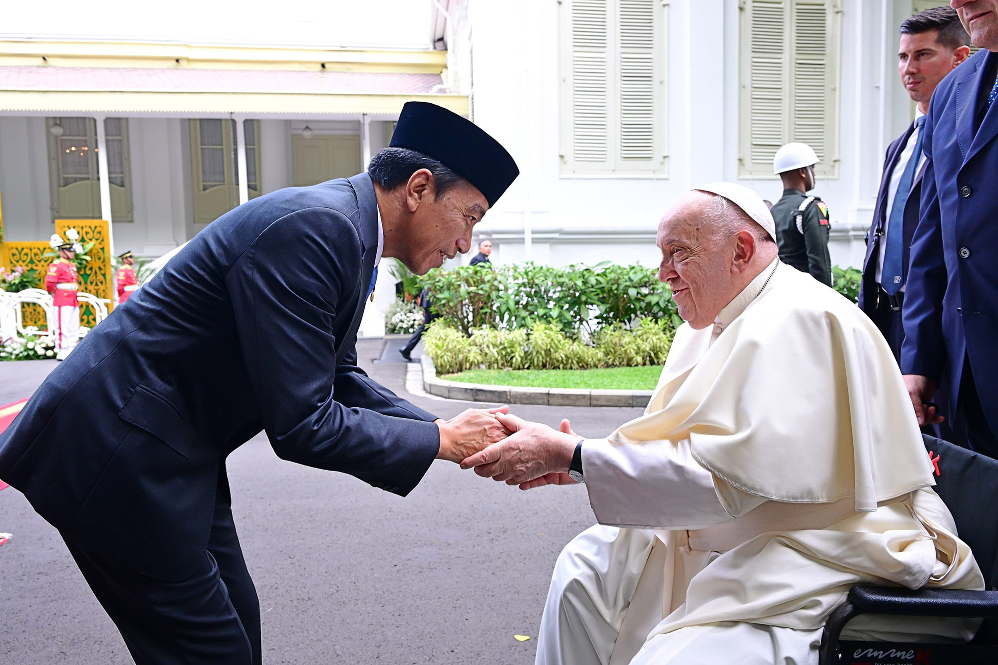 Momen Keakraban Paus Fransiskus dan Presiden Jokowi
