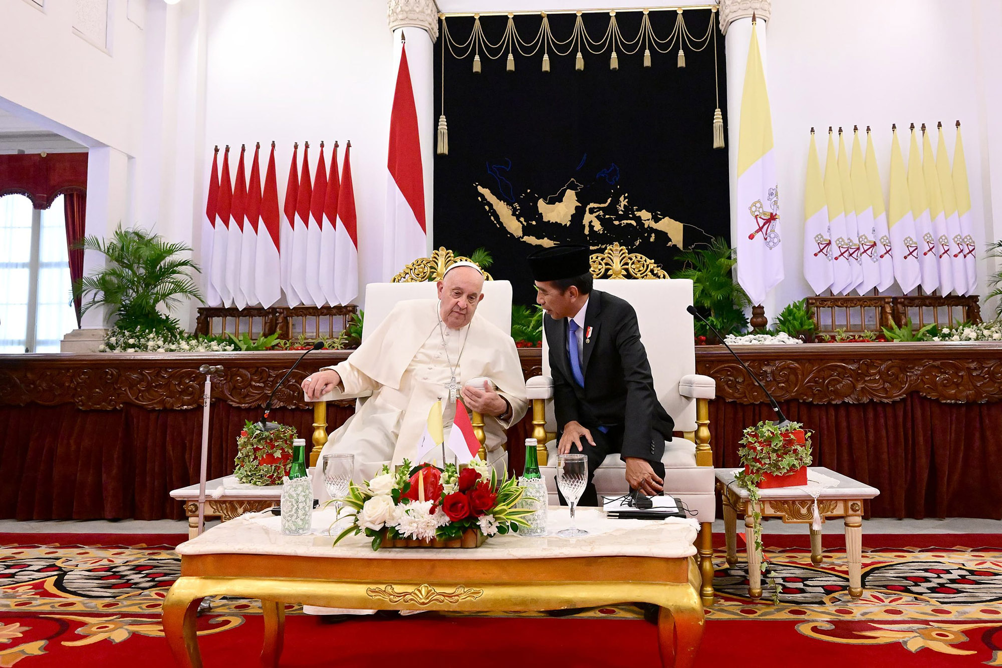 Momen Keakraban Paus Fransiskus dan Presiden Jokowi
