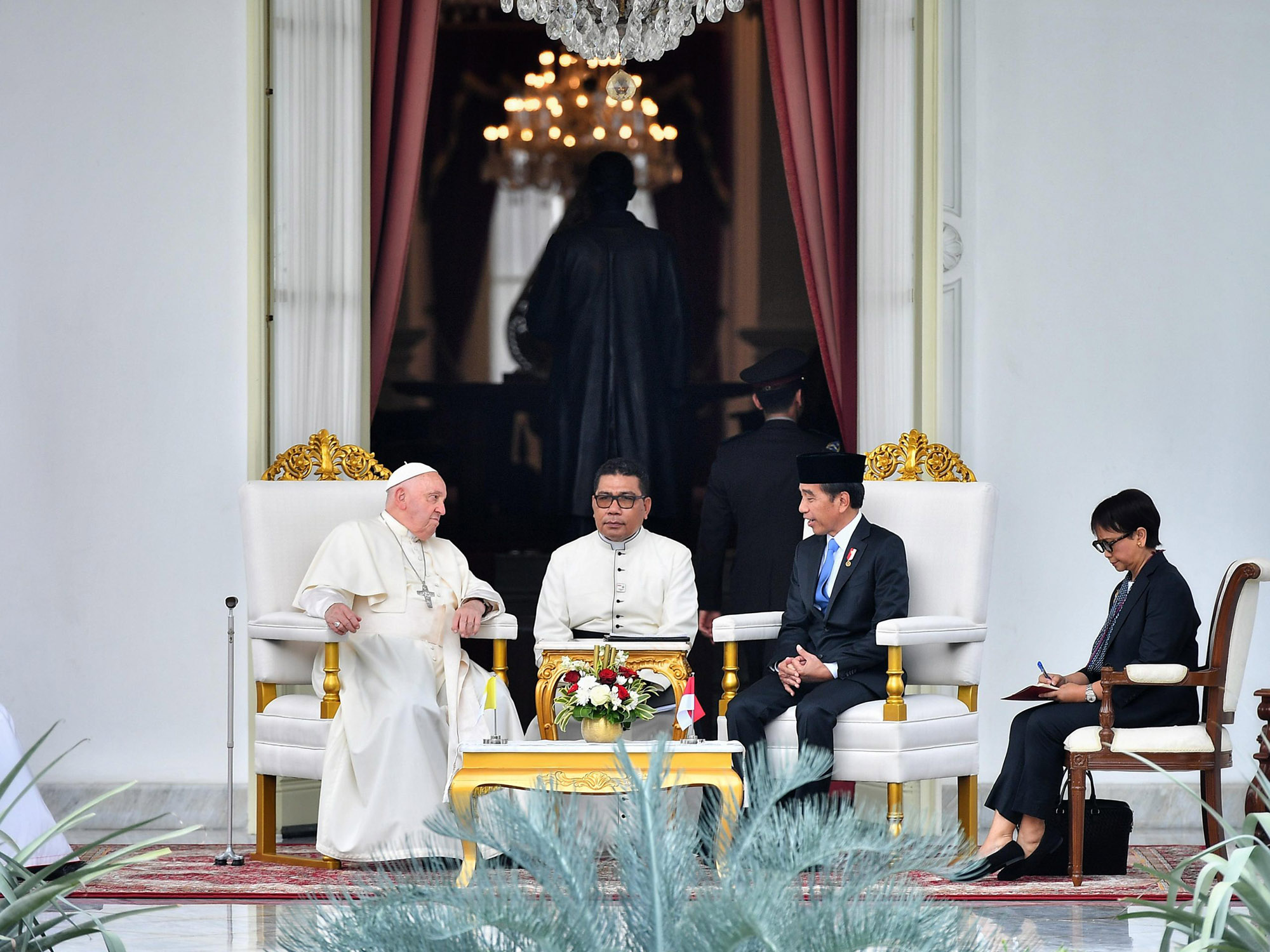 Momen Keakraban Paus Fransiskus dan Presiden Jokowi
