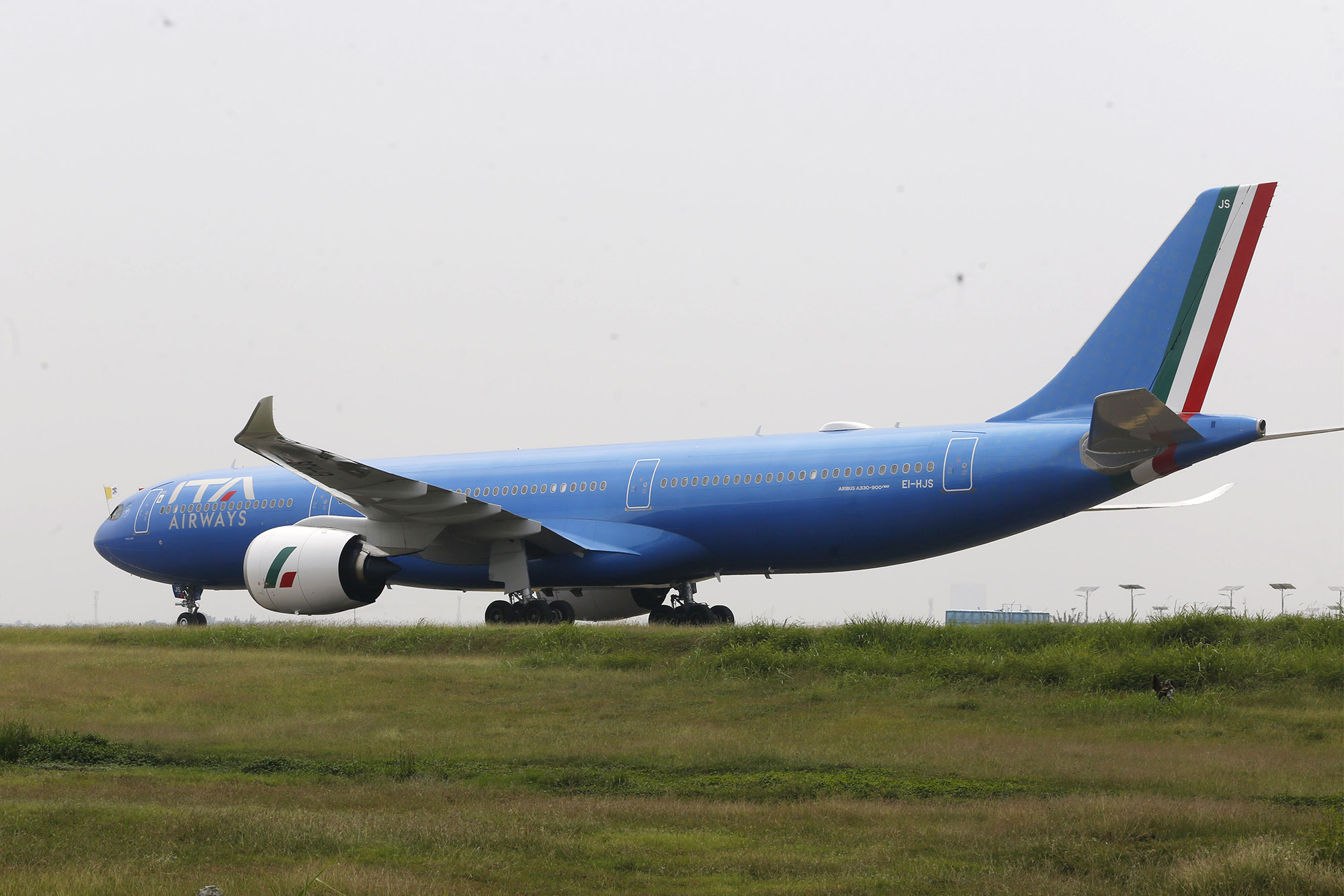 Paus Fransiskus Mendarat di Indonesia dengan Pesawat Komersil
