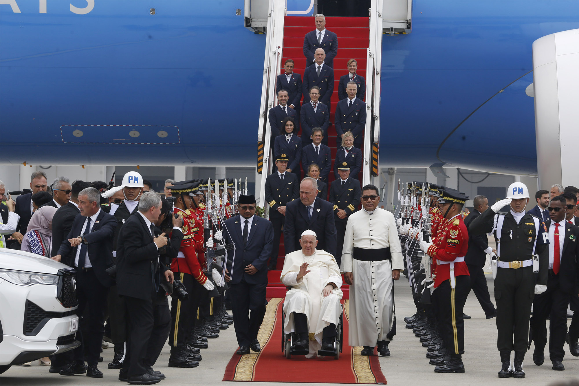 Paus Fransiskus Mendarat di Indonesia dengan Pesawat Komersil
