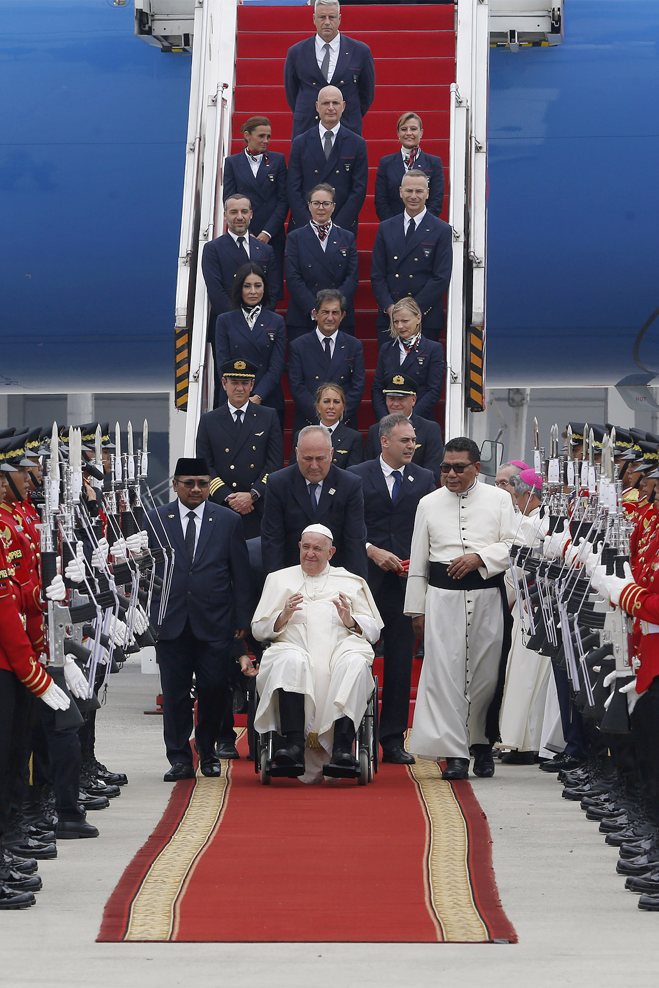 Paus Fransiskus Mendarat di Indonesia dengan Pesawat Komersil
