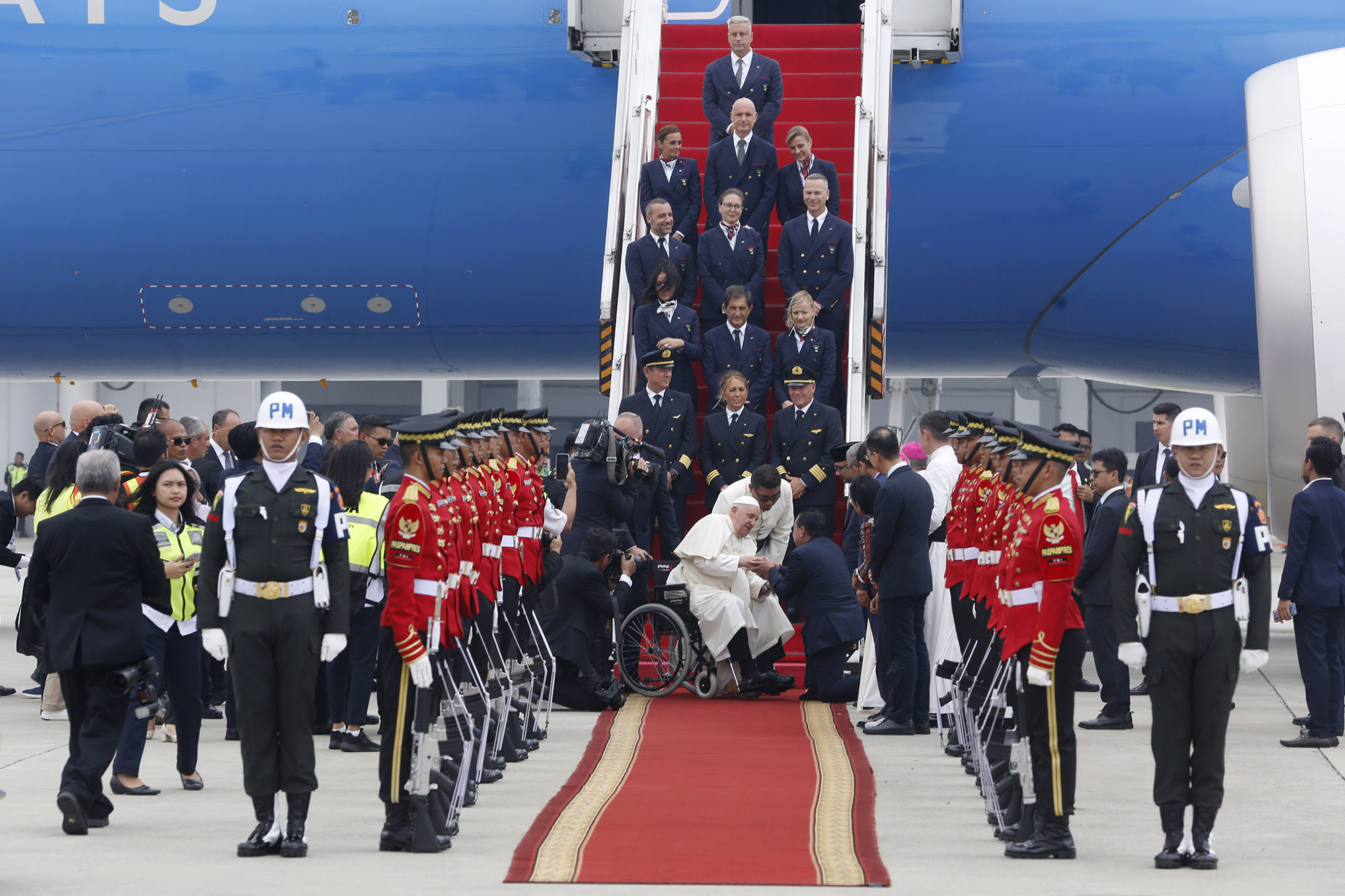 Paus Fransiskus Mendarat di Indonesia dengan Pesawat Komersil
