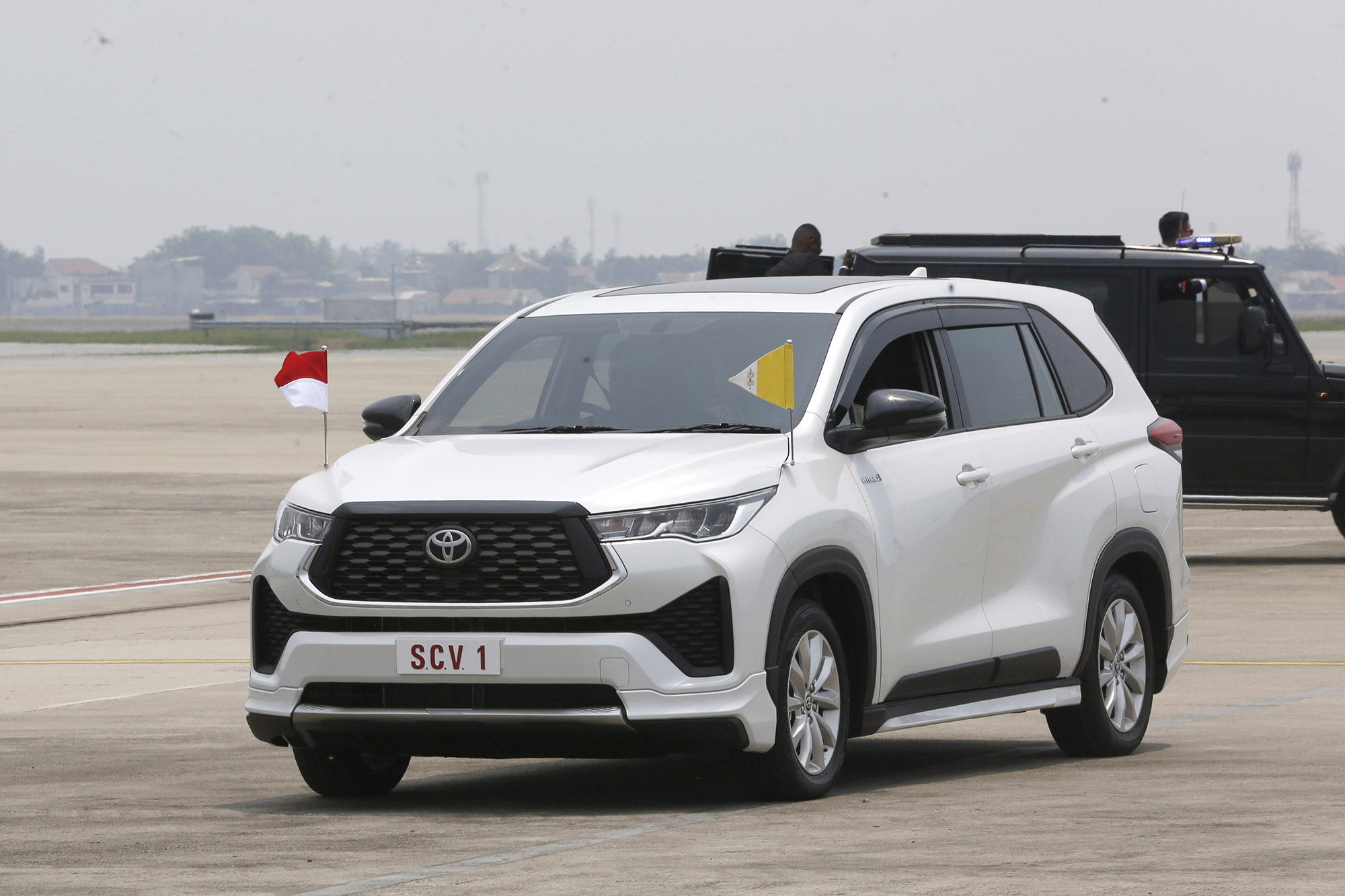 Paus Fransiskus Mendarat di Indonesia dengan Pesawat Komersil
