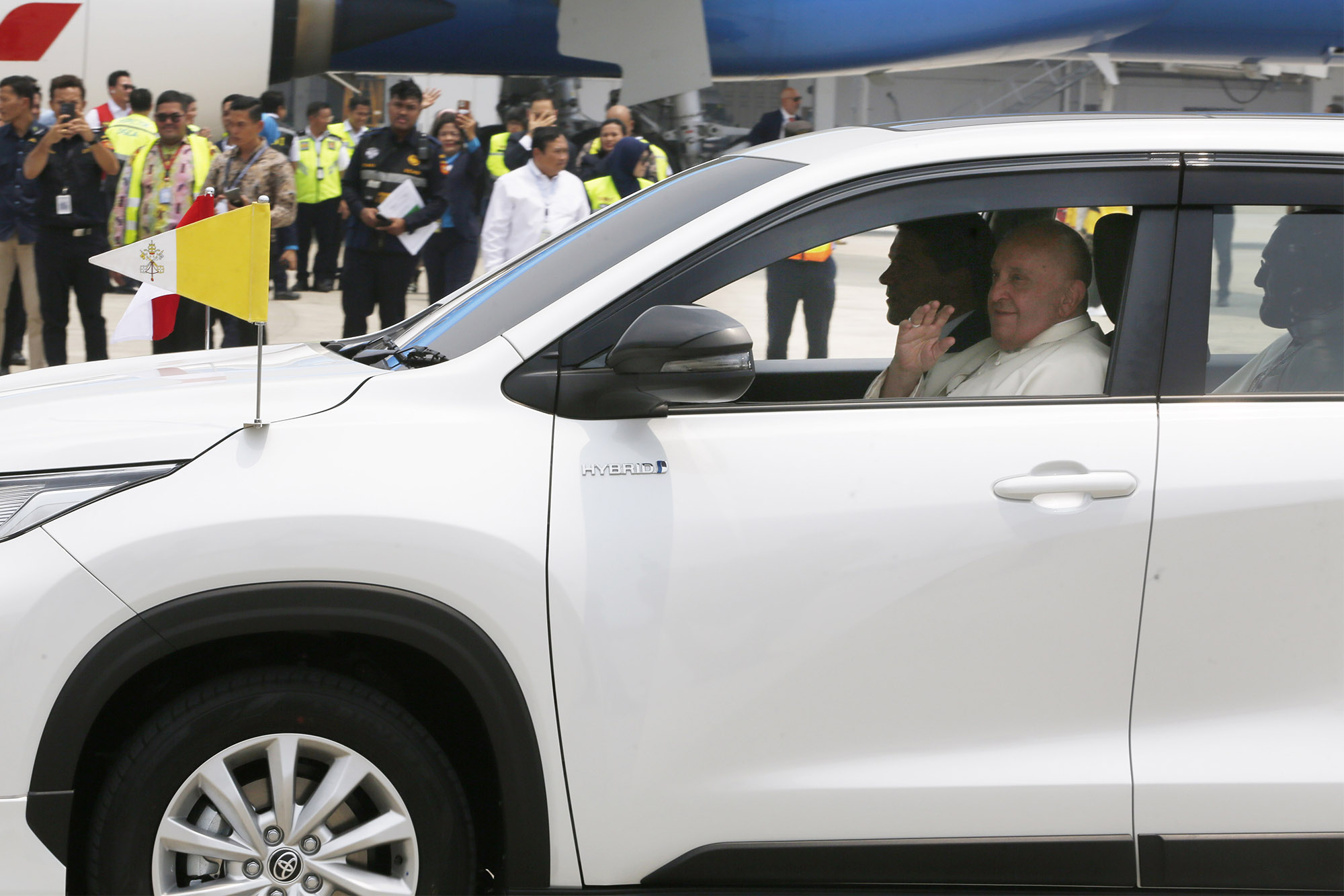 Paus Fransiskus Mendarat di Indonesia dengan Pesawat Komersil
