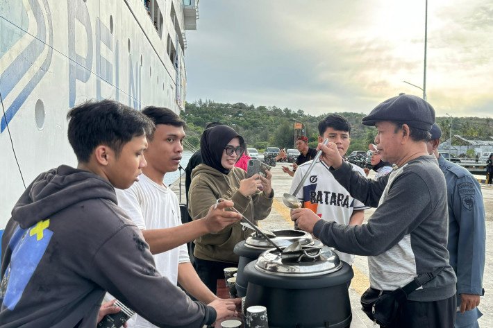 Disulap jadi Hotel Terapung, KM Kelud Diserbu Ribuan Orang
