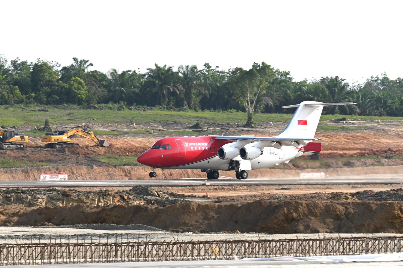 Pesawat Kepresidenan Mendarat Perdana di Bandara Nusantara IKN