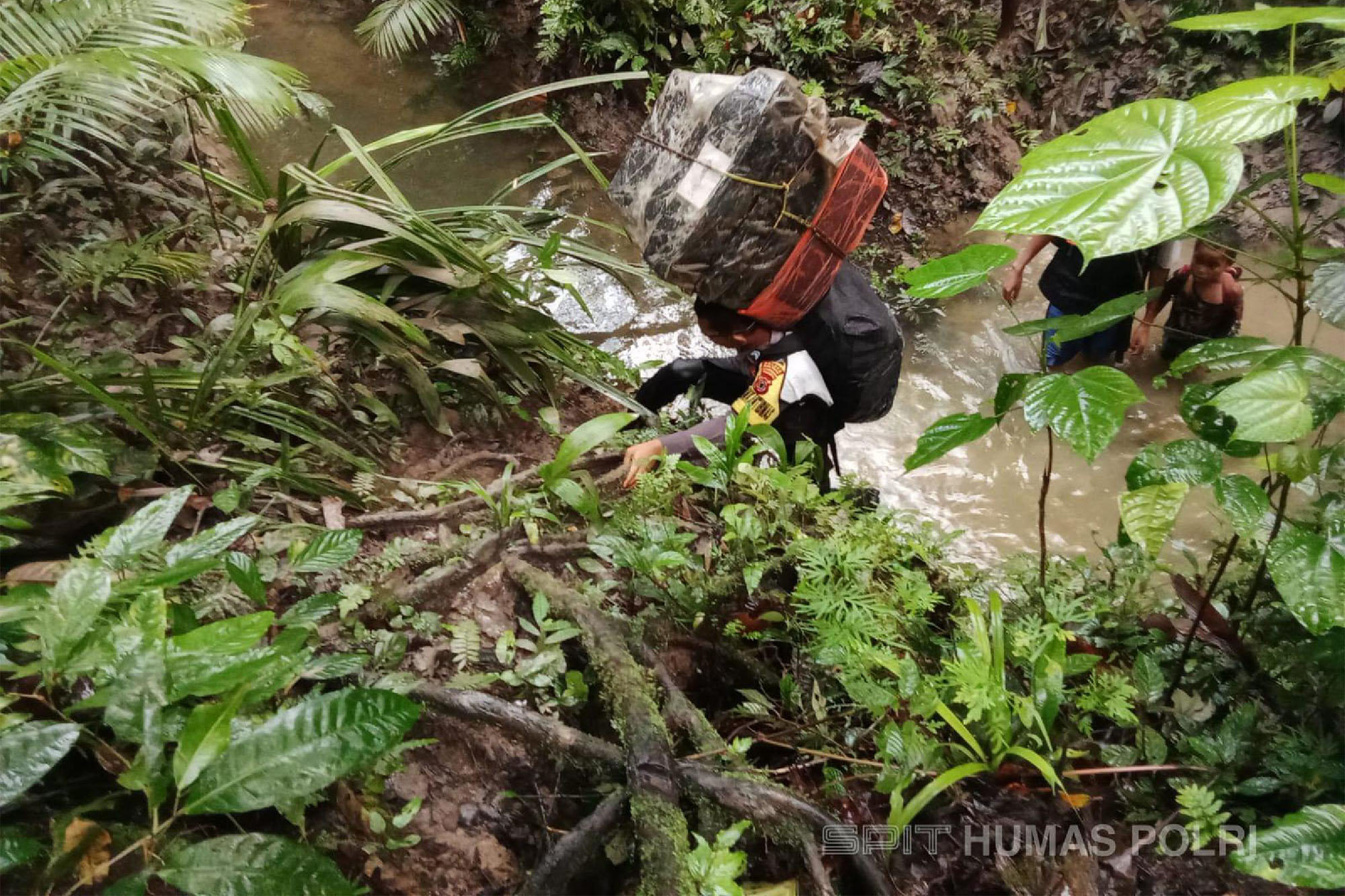 Perjuangan Petugas Kawal Kotak Suara di Pegunungan Maluku Tengah