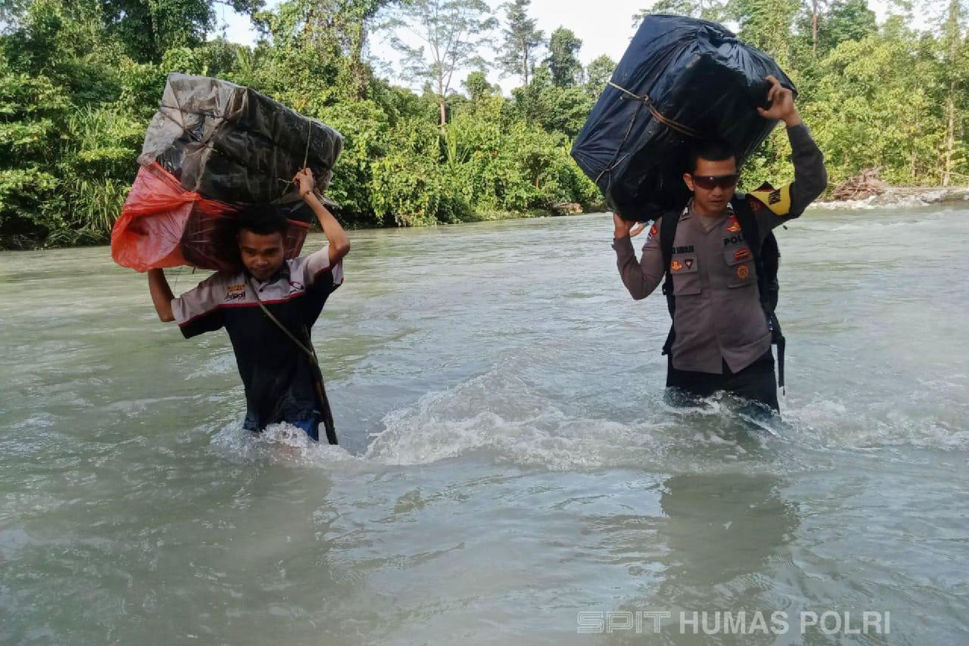 Perjuangan Petugas Kawal Kotak Suara di Pegunungan Maluku Tengah