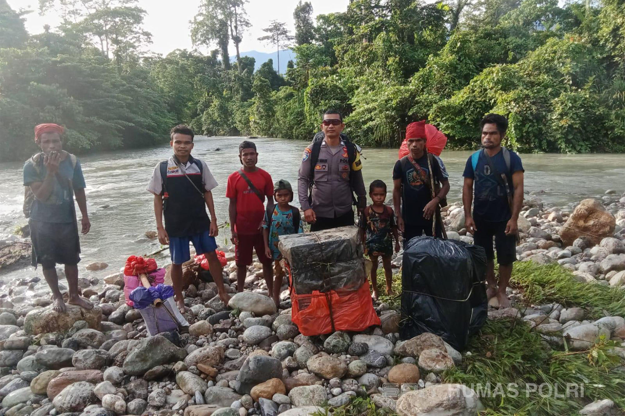Perjuangan Petugas Kawal Kotak Suara di Pegunungan Maluku Tengah