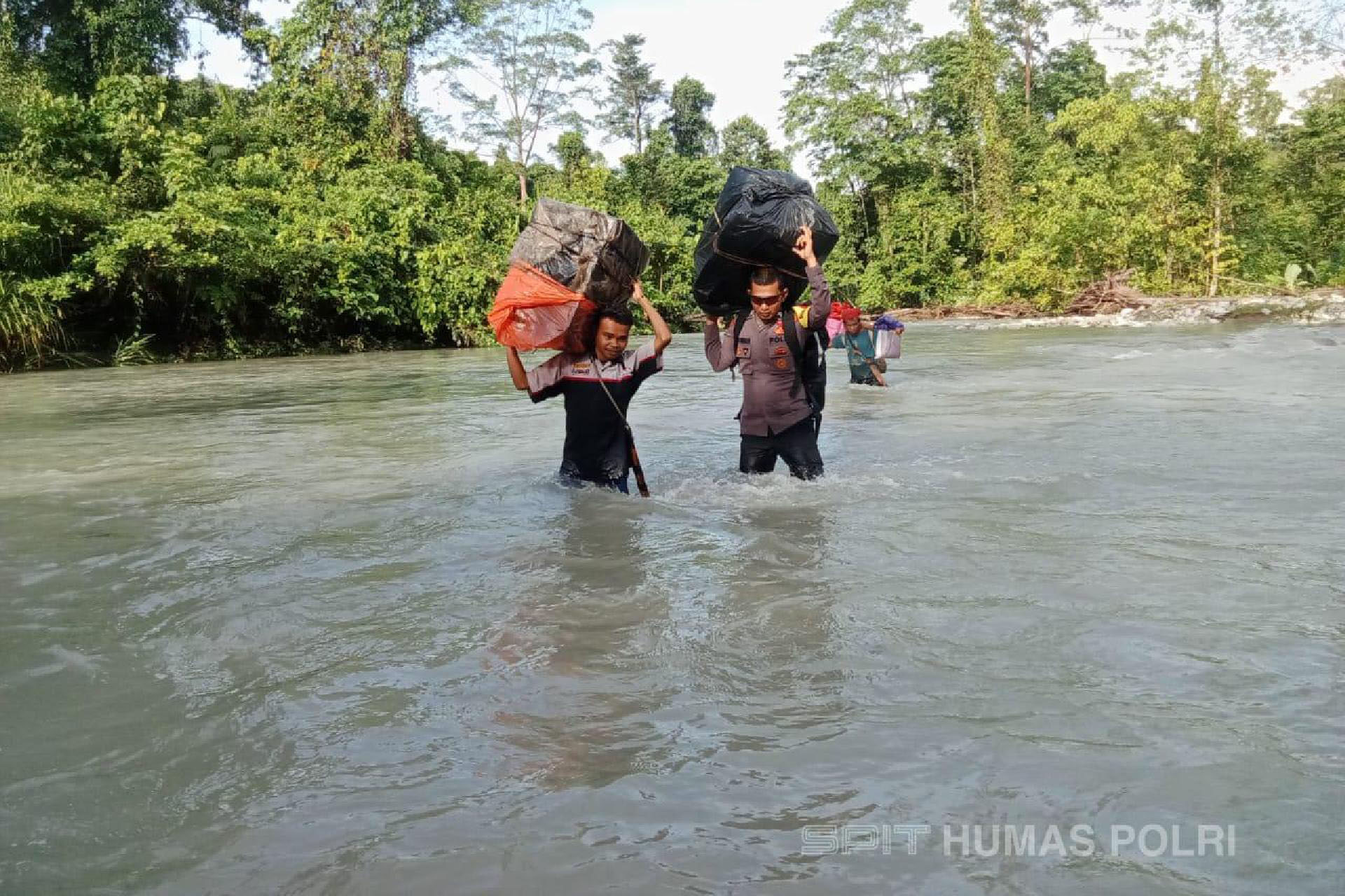 Perjuangan Petugas Kawal Kotak Suara di Pegunungan Maluku Tengah