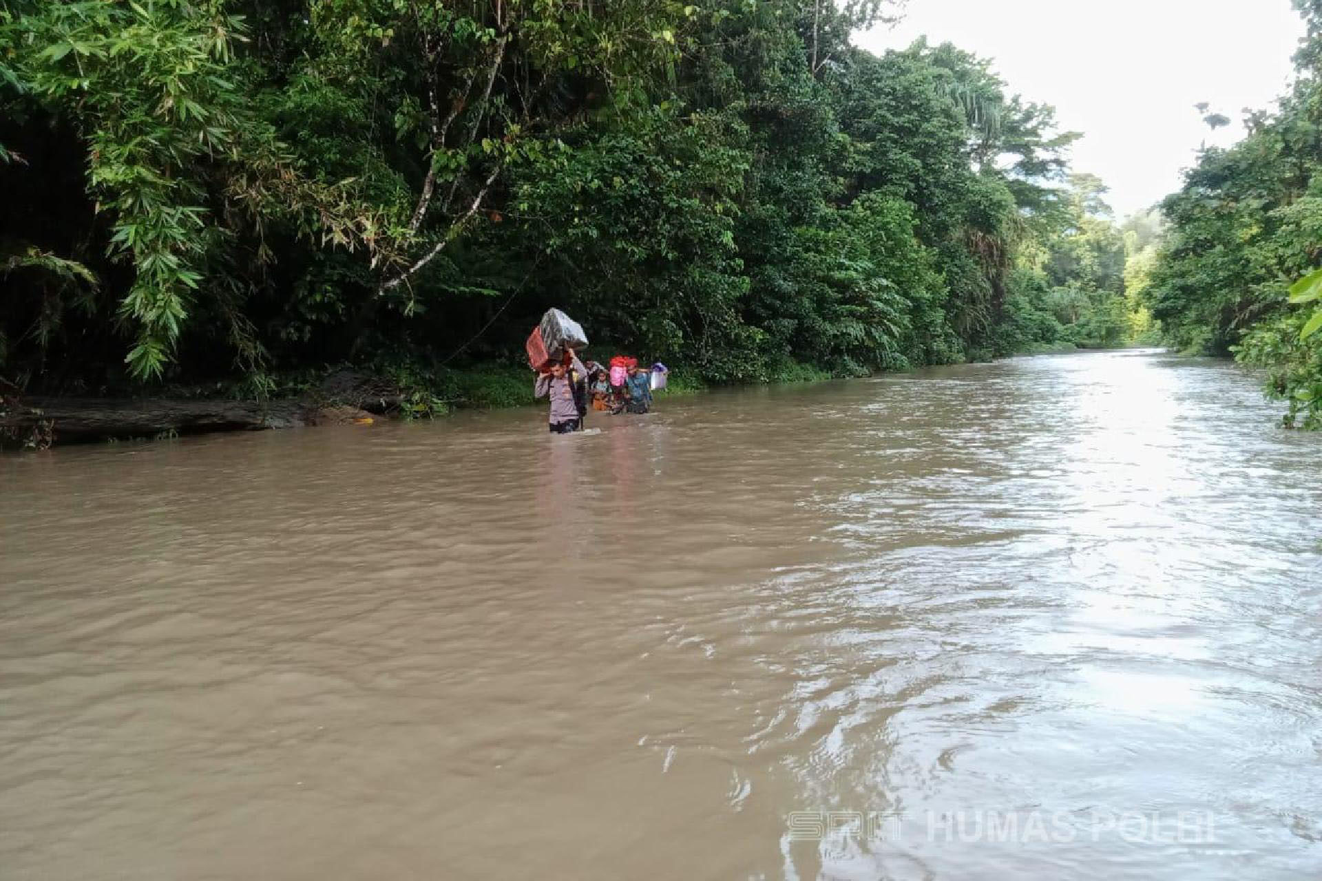 Perjuangan Petugas Kawal Kotak Suara di Pegunungan Maluku Tengah