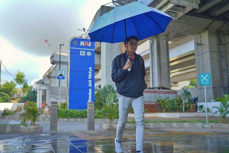 KAI Pastikan Kenyamanan LRT Jabodebek di Musim Hujan dengan Pengering Payung dan Anti-Slip