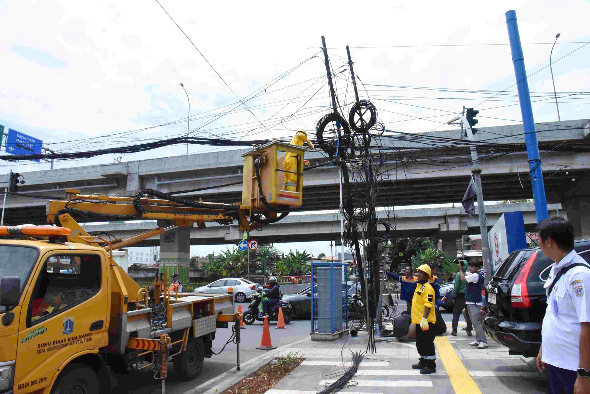 Kabel Udara Semrawut di Jakarta Timur Ditertibkan, Begini Langkah Pemkot