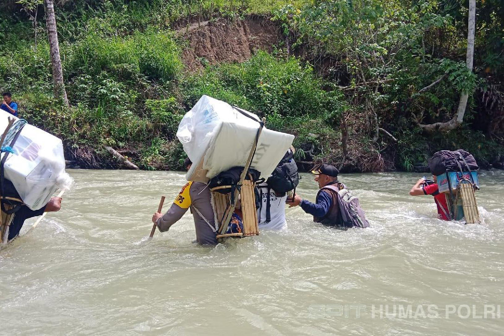 Polisi dan Petugas Pilkada Taklukan Arus Sungai Demi Hak Pilih Warga Desa Dolom