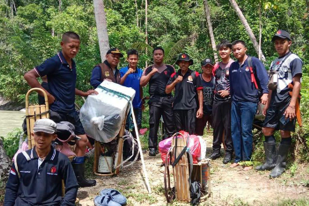 Polisi dan Petugas Pilkada Taklukan Arus Sungai Demi Hak Pilih Warga Desa Dolom