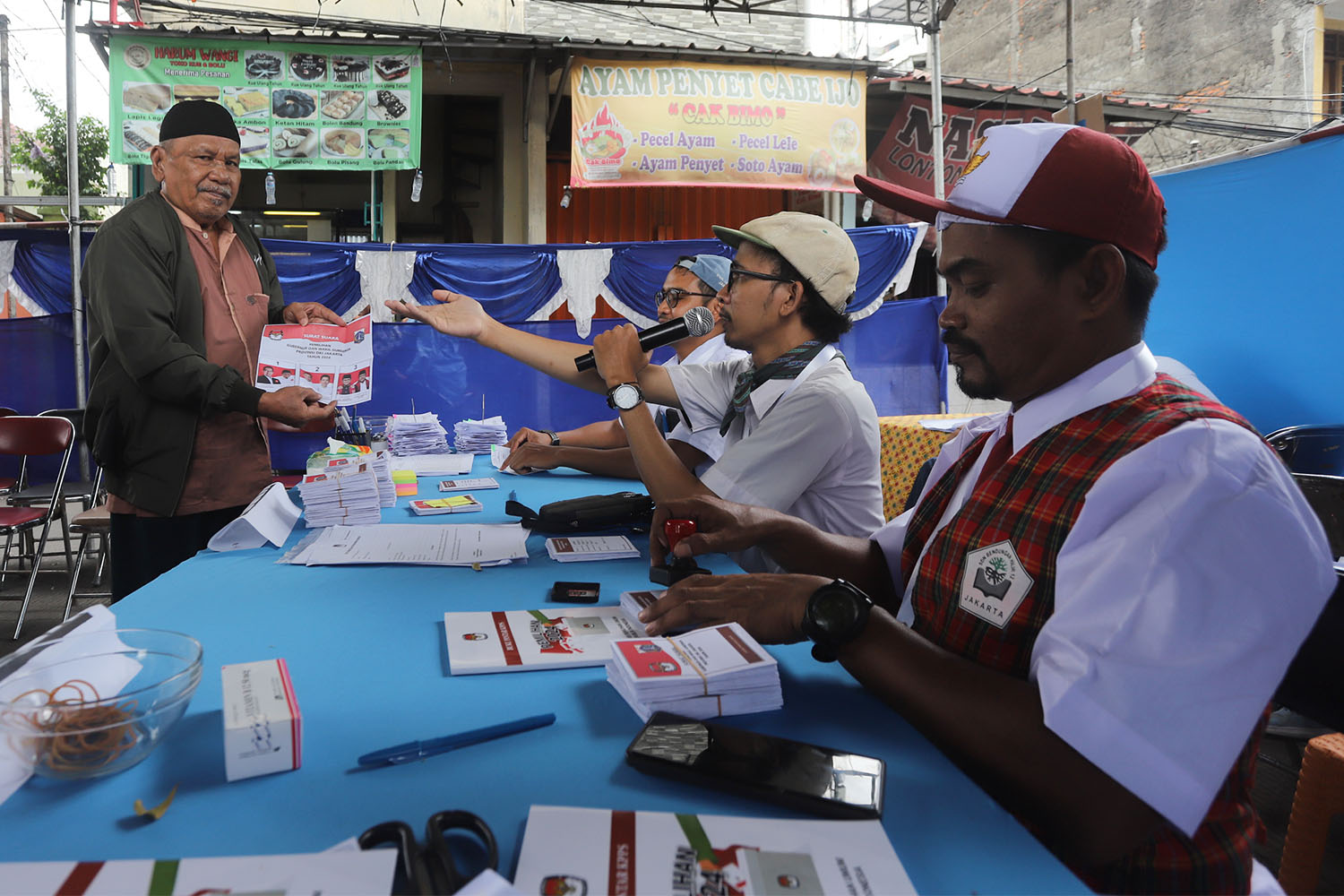 Petugas KPPS Gaet Partisipasi Pemilih dengan Konsep Seragam Sekolah
