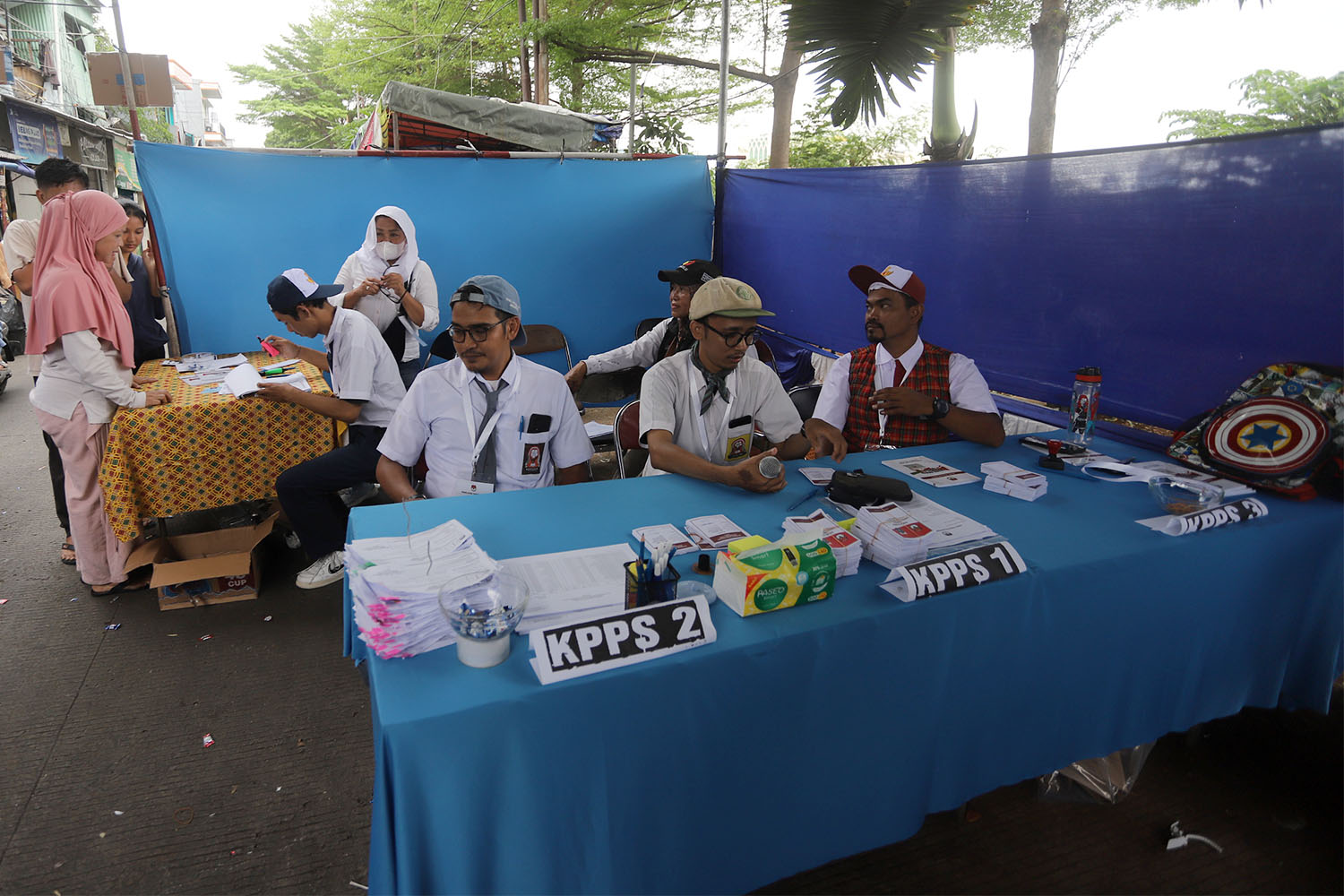 Petugas KPPS Gaet Partisipasi Pemilih dengan Konsep Seragam Sekolah
