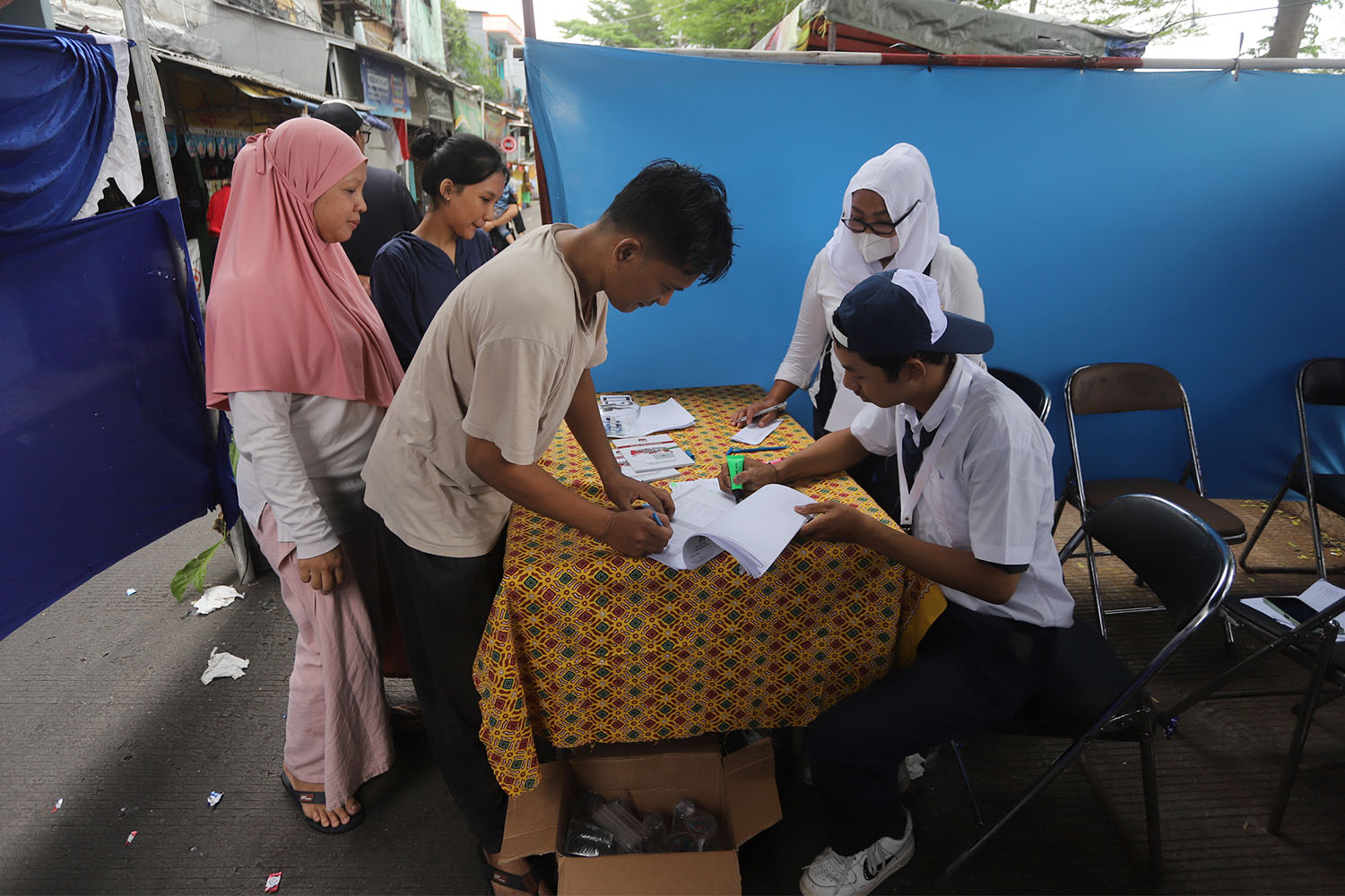 Petugas KPPS Gaet Partisipasi Pemilih dengan Konsep Seragam Sekolah

