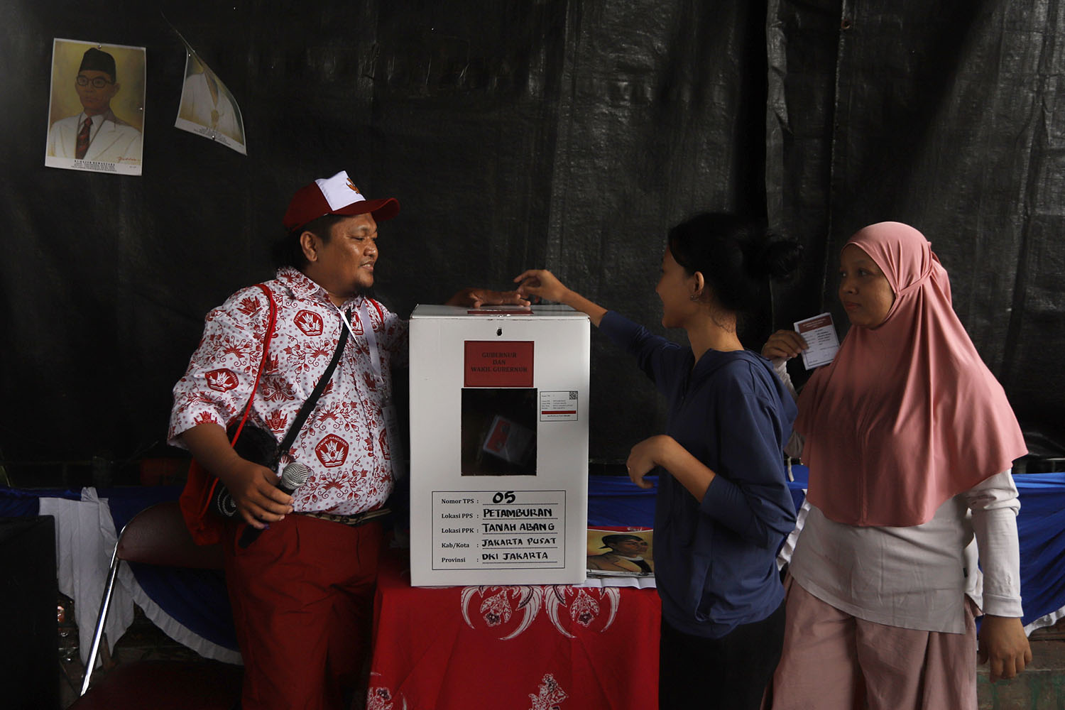 Petugas KPPS Gaet Partisipasi Pemilih dengan Konsep Seragam Sekolah
