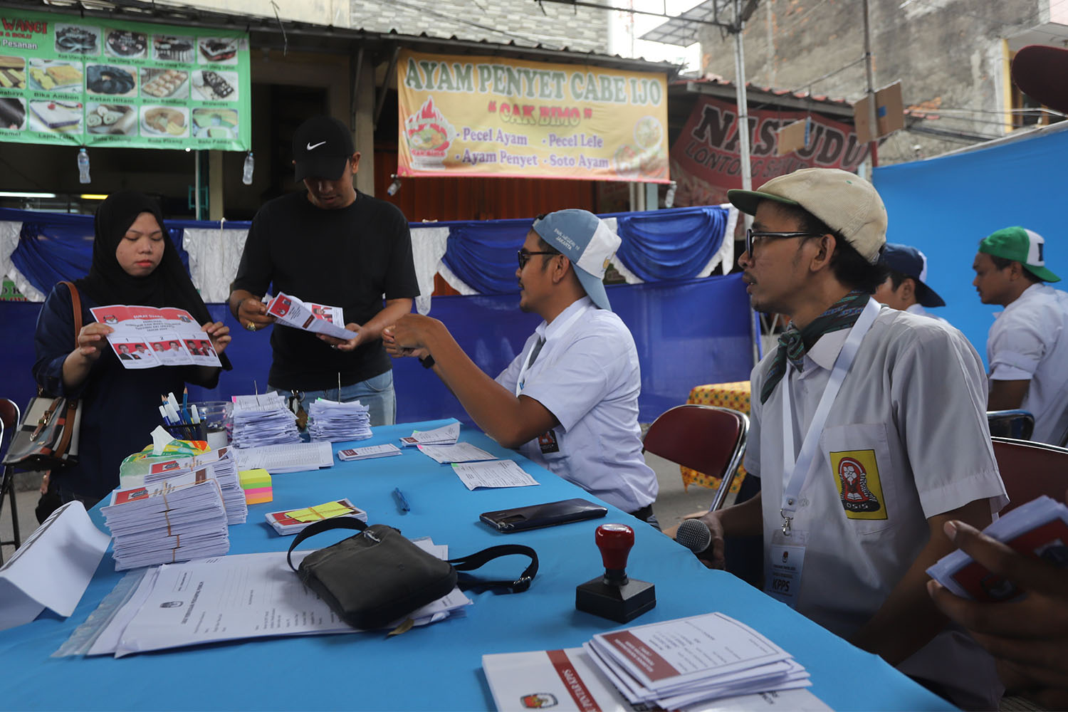 Petugas KPPS Gaet Partisipasi Pemilih dengan Konsep Seragam Sekolah
