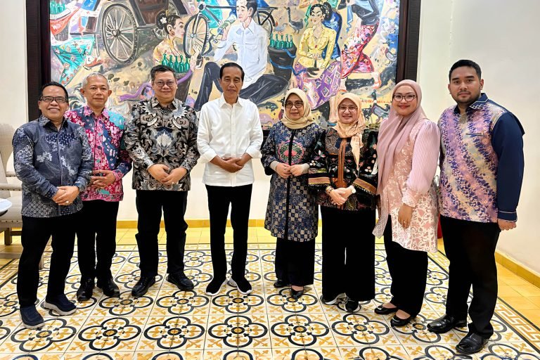 TASPEN Serahkan Uang Pensiun dan Tabungan Hari Tua untuk Jokowi