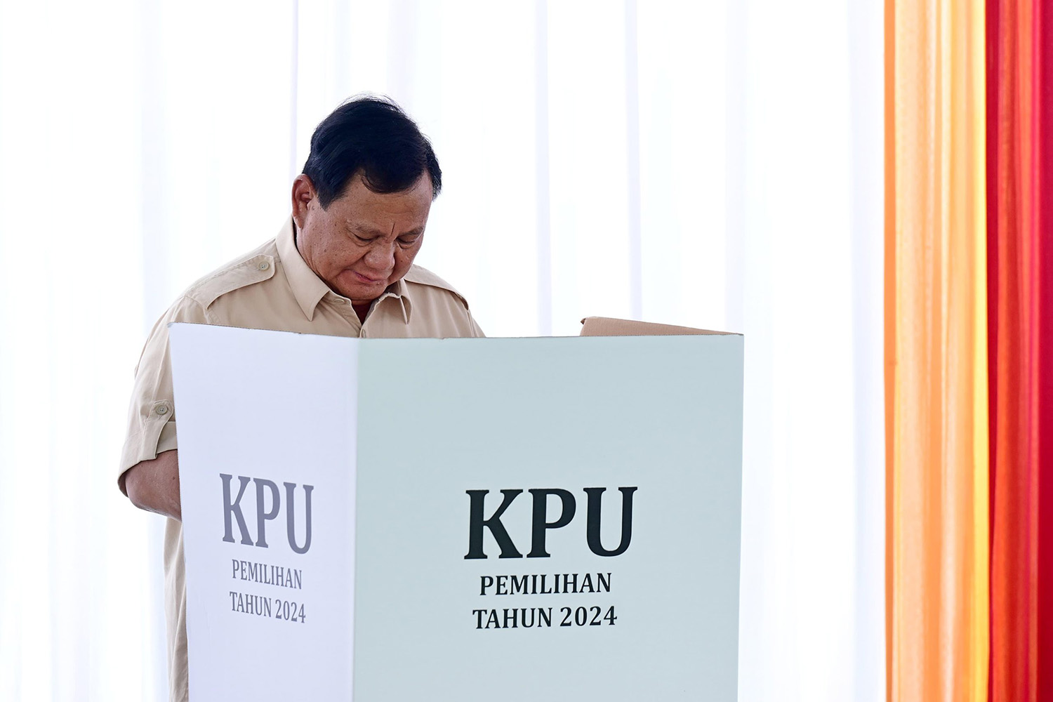 Presiden Prabowo Gunakan Hak Suara di TPS Bojongkoneng pada Pilkada 2024
