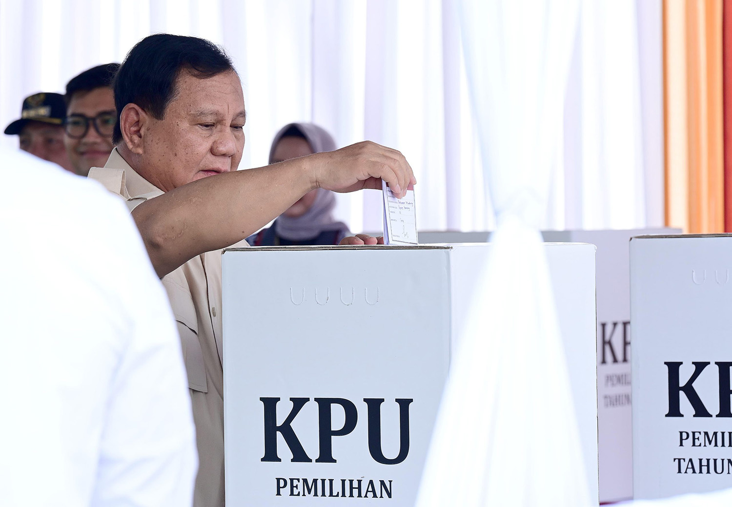 Presiden Prabowo Gunakan Hak Suara di TPS Bojongkoneng pada Pilkada 2024
