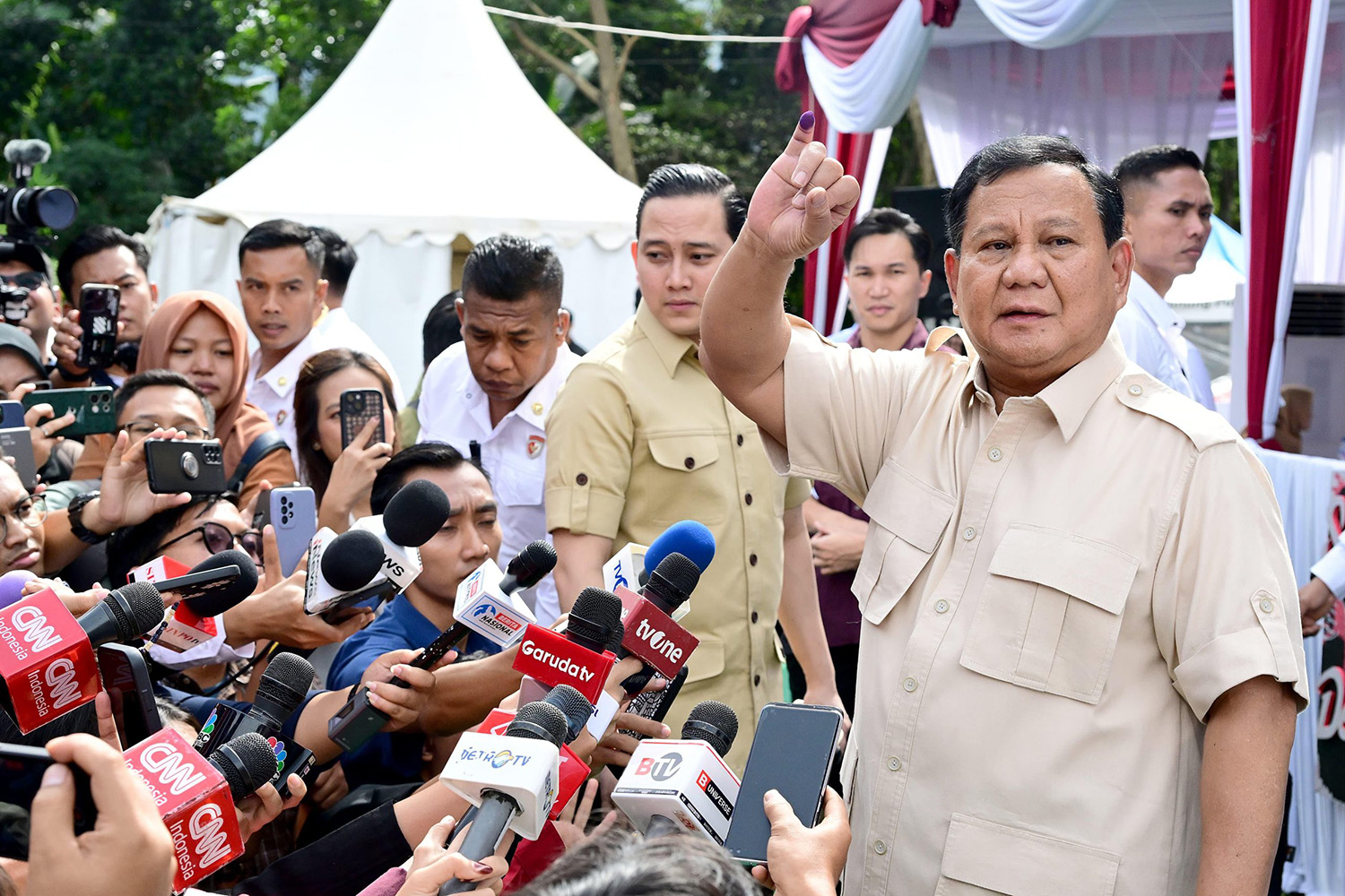 Presiden Prabowo Gunakan Hak Suara di TPS Bojongkoneng pada Pilkada 2024
