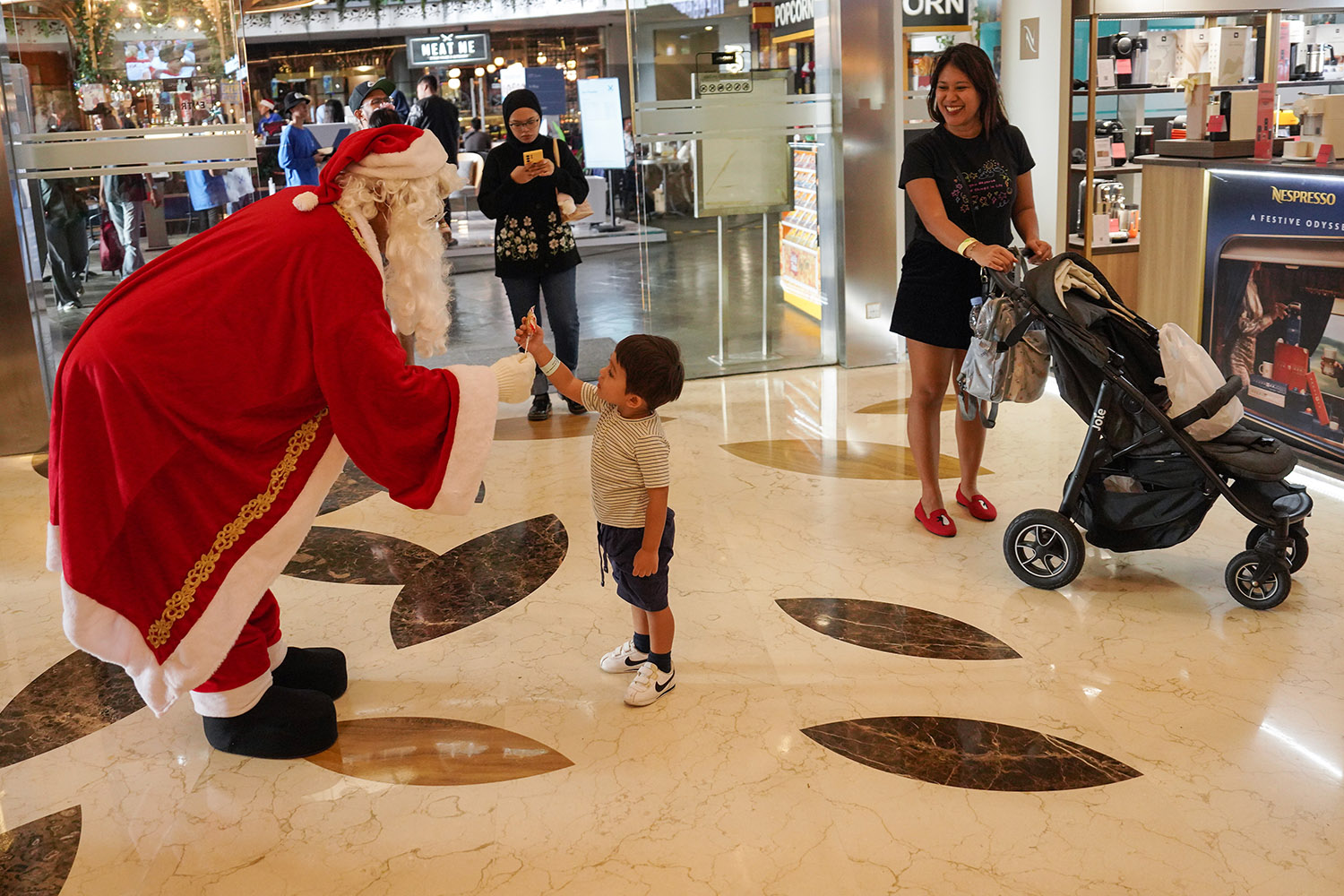 Sambut Natal Parade Santa dan Santarina Sapa Pengunjung Mall