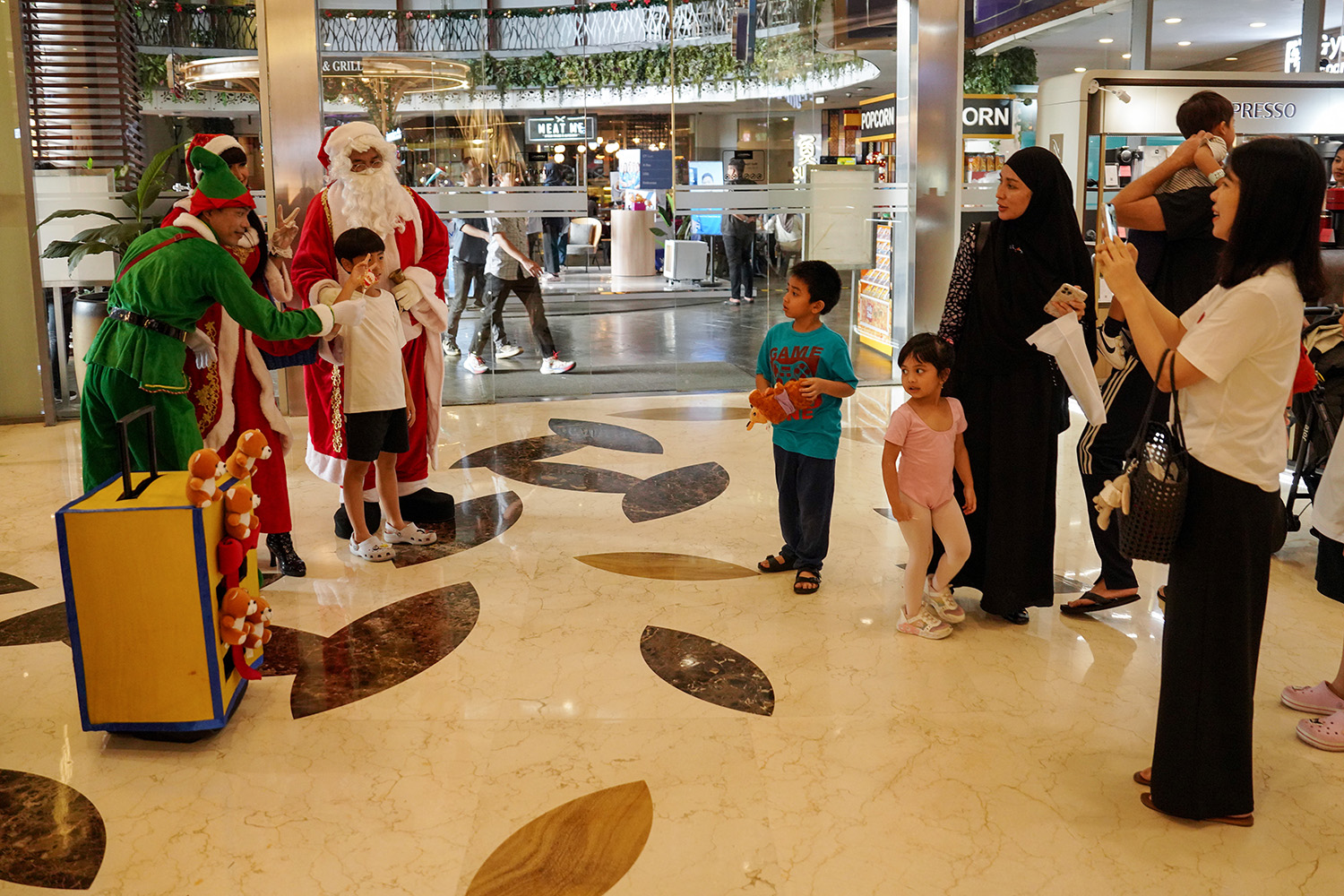 Sambut Natal Parade Santa dan Santarina Sapa Pengunjung Mall