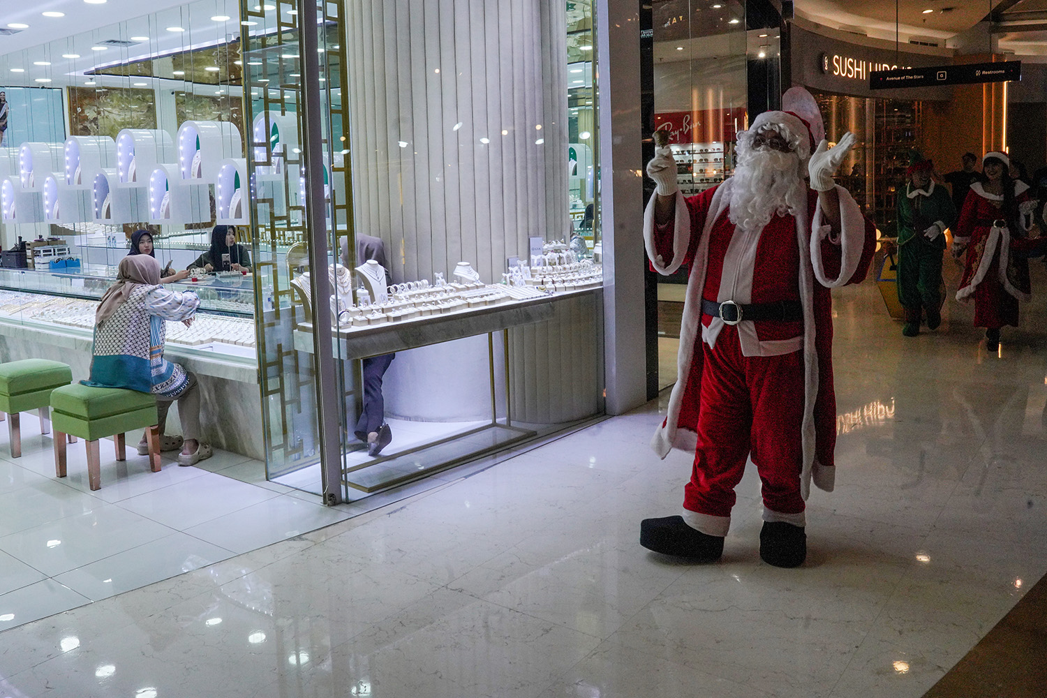Sambut Natal Parade Santa dan Santarina Sapa Pengunjung Mall