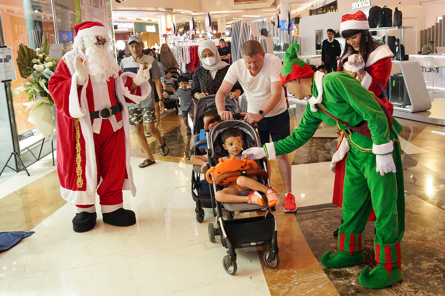 Sambut Natal Parade Santa dan Santarina Sapa Pengunjung Mall