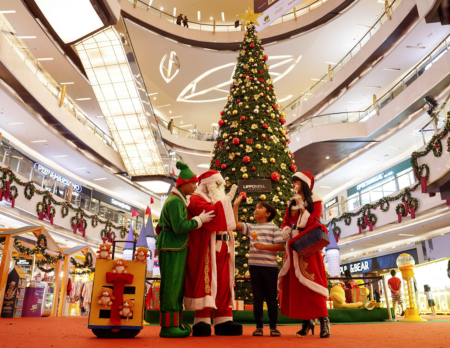 Sambut Natal Parade Santa dan Santarina Sapa Pengunjung Mall