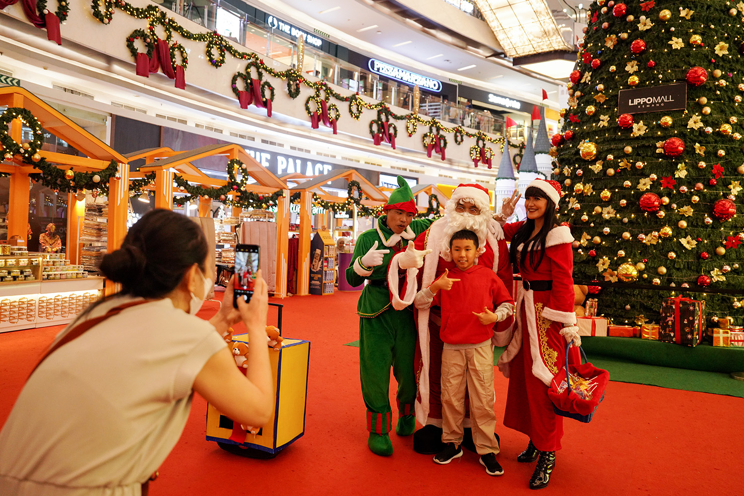 Sambut Natal Parade Santa dan Santarina Sapa Pengunjung Mall